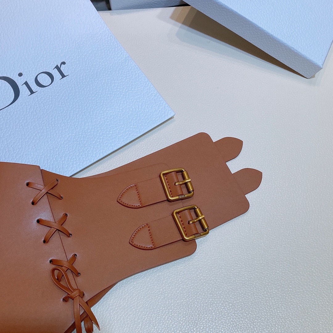 经典的马鞍线条一眼就能看出是Dior⃝出品 搭配T恤连衣裙都可以 上身可盐可甜 街头又很高级～完全是造型