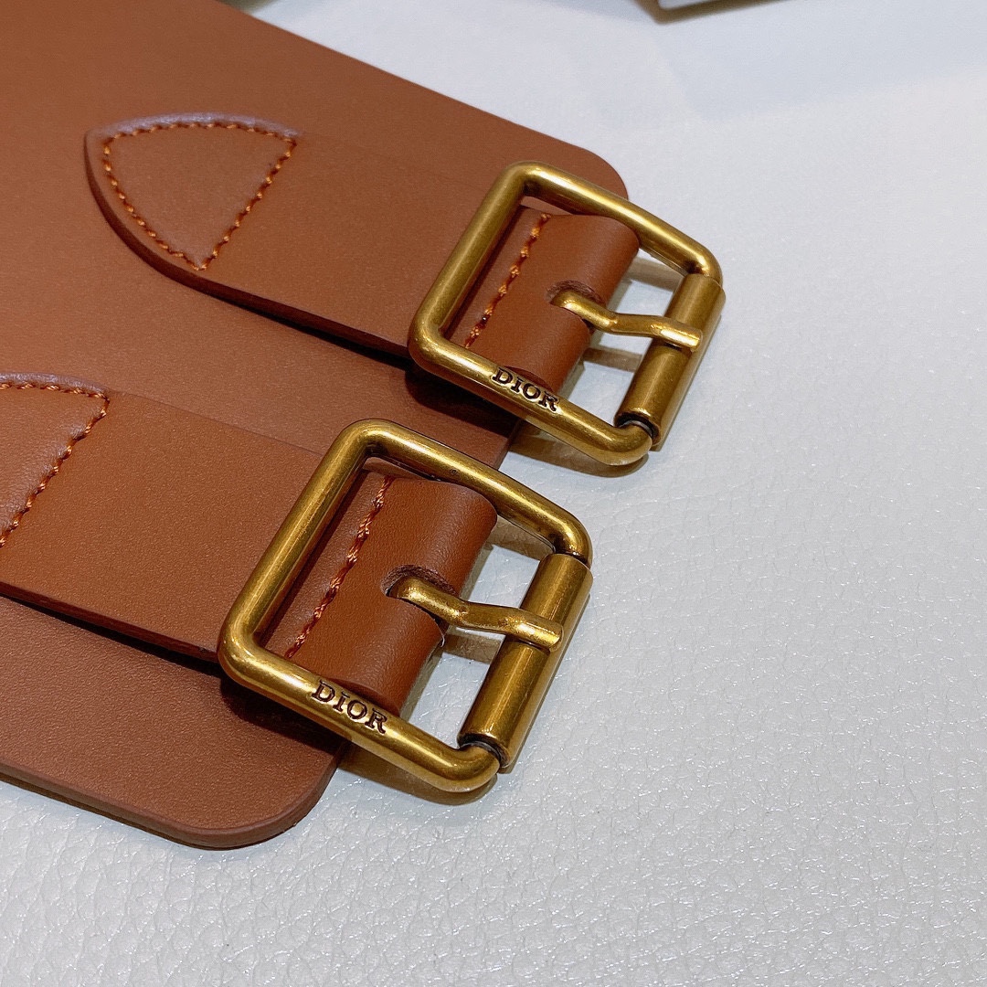 经典的马鞍线条一眼就能看出是Dior⃝出品 搭配T恤连衣裙都可以 上身可盐可甜 街头又很高级～完全是造型