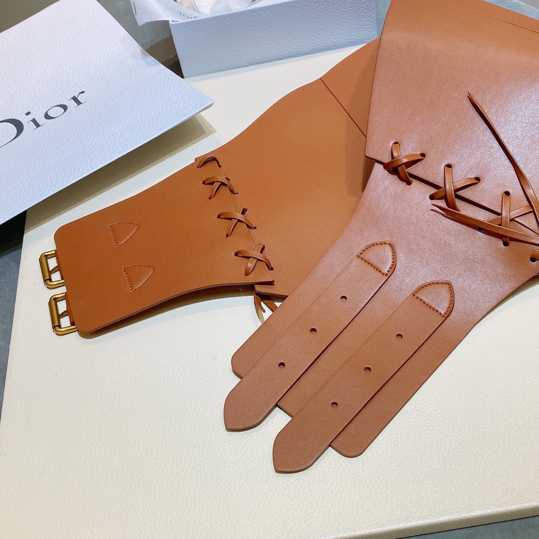 经典的马鞍线条一眼就能看出是Dior⃝出品 搭配T恤连衣裙都可以 上身可盐可甜 街头又很高级～完全是造型