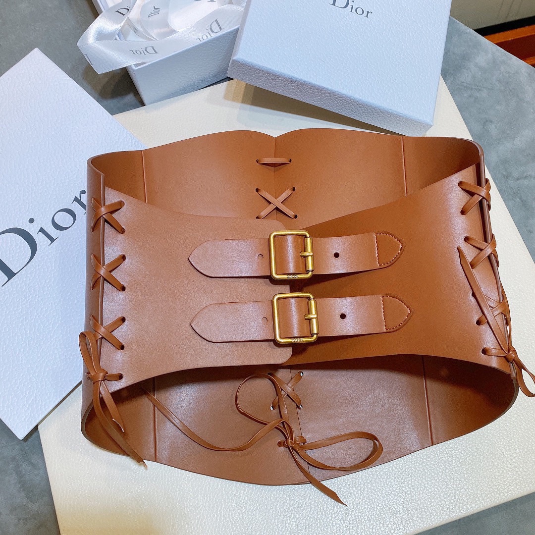 经典的马鞍线条一眼就能看出是Dior⃝出品 搭配T恤连衣裙都可以 上身可盐可甜 街头又很高级～完全是造型