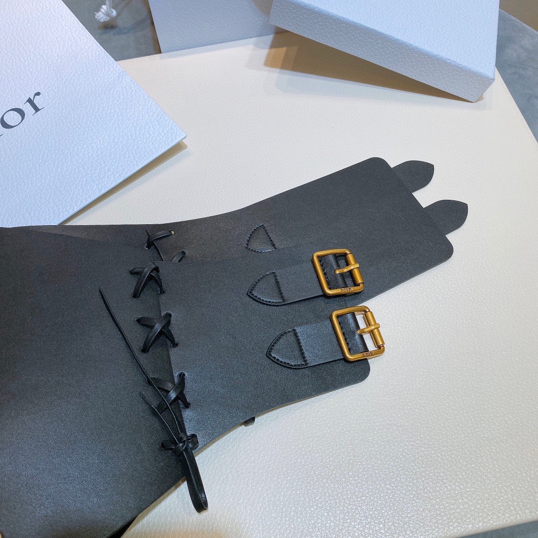 经典的马鞍线条一眼就能看出是Dior⃝出品 搭配T恤连衣裙都可以 上身可盐可甜 街头又很高级～完全是造型