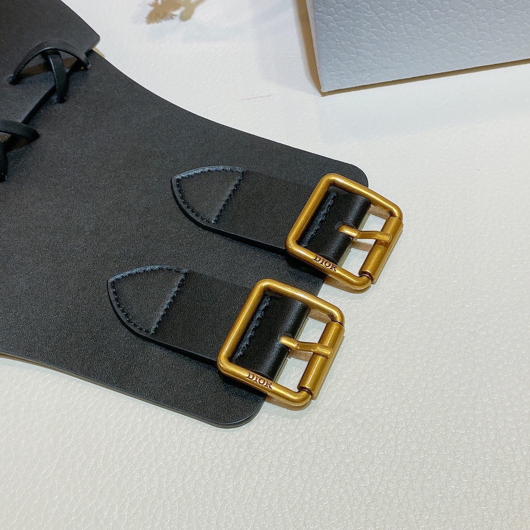 经典的马鞍线条一眼就能看出是Dior⃝出品 搭配T恤连衣裙都可以 上身可盐可甜 街头又很高级～完全是造型