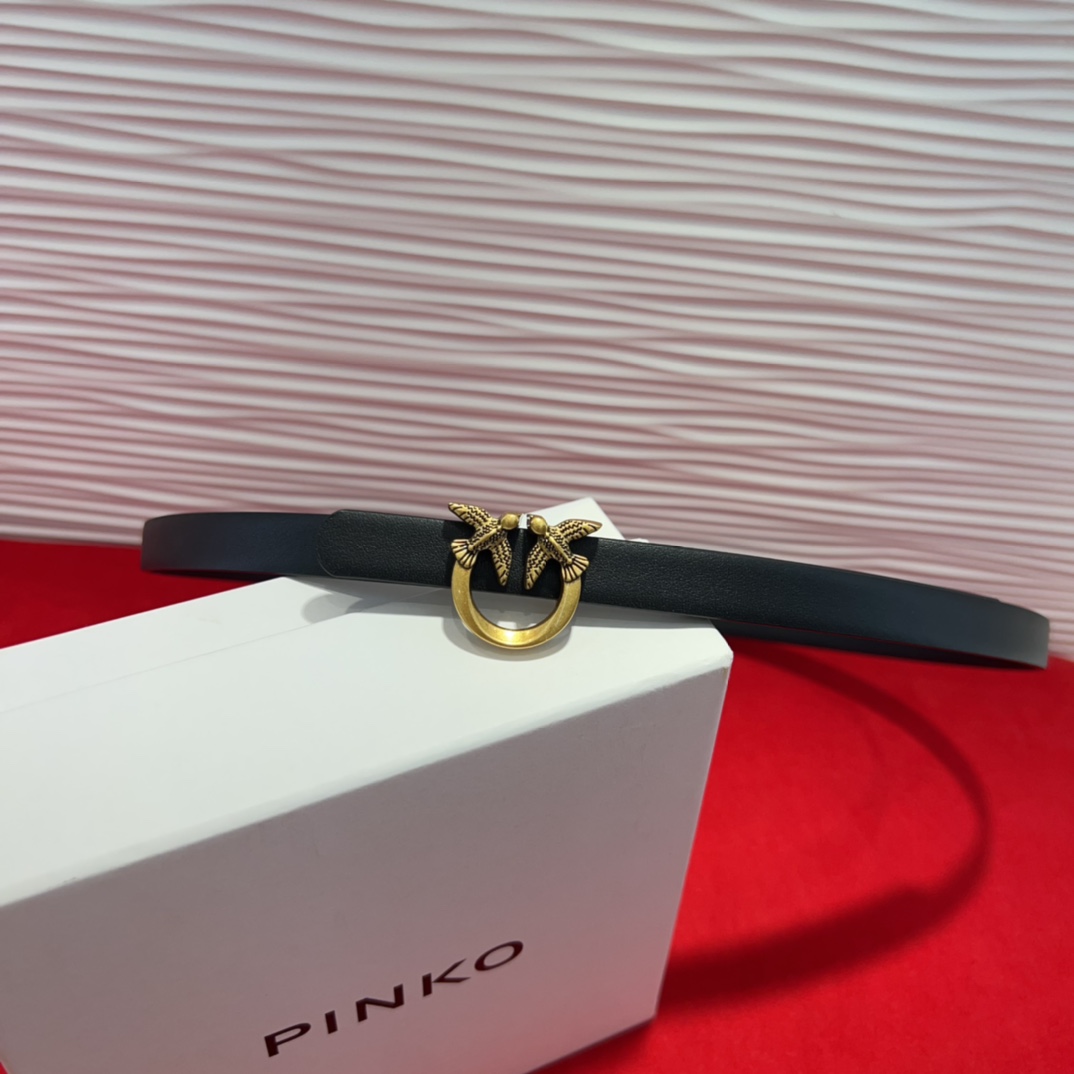 燕子品牌标志性的标识经重新诠释后，以光彩夺目的金色调呈现在这款女腰带美点1.5Cm。码数75一95欧