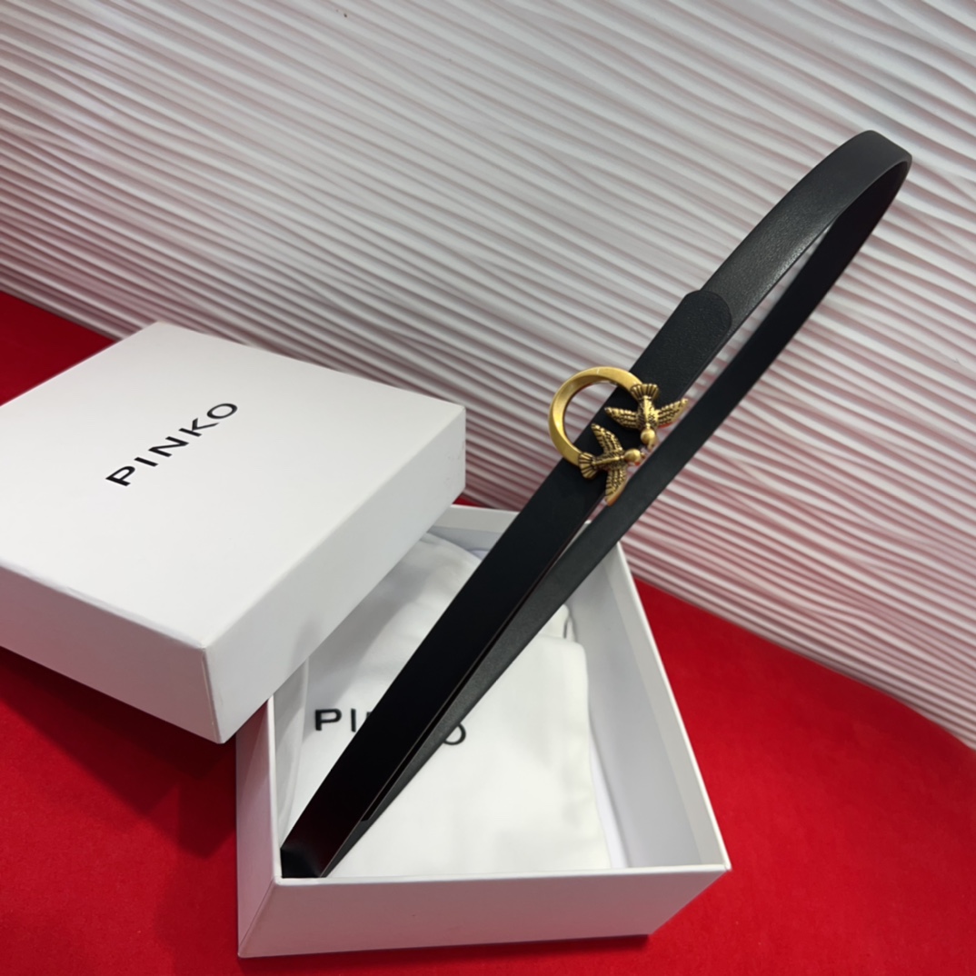 燕子品牌标志性的标识经重新诠释后，以光彩夺目的金色调呈现在这款女腰带美点1.5Cm。码数75一95欧