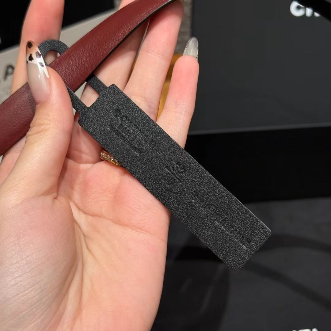  香家新款窄版双面腰带
经典双面腰带，选用优质小牛皮，更适合夏季，搭配裤子裙子都很合适，百搭款特别赞👍，