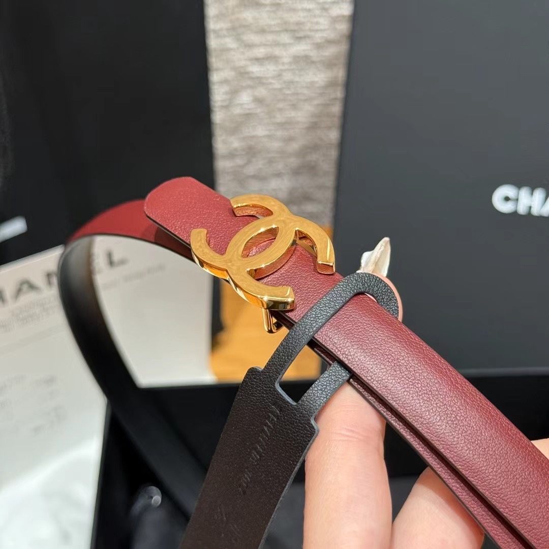  香家新款窄版双面腰带
经典双面腰带，选用优质小牛皮，更适合夏季，搭配裤子裙子都很合适，百搭款特别赞👍，