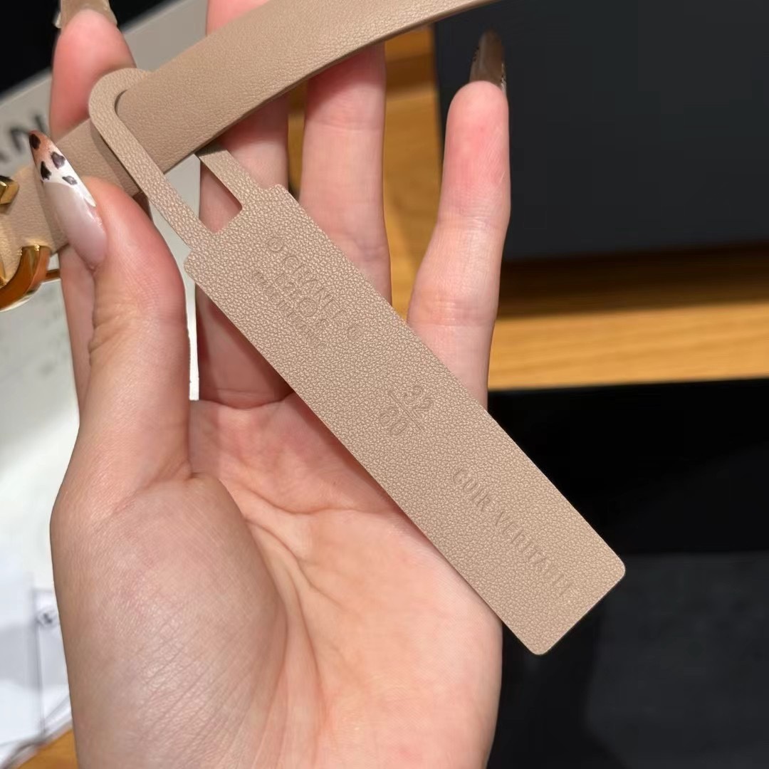  香家新款窄版双面腰带
经典双面腰带，选用优质小牛皮，更适合夏季，搭配裤子裙子都很合适，百搭款特别赞👍，
