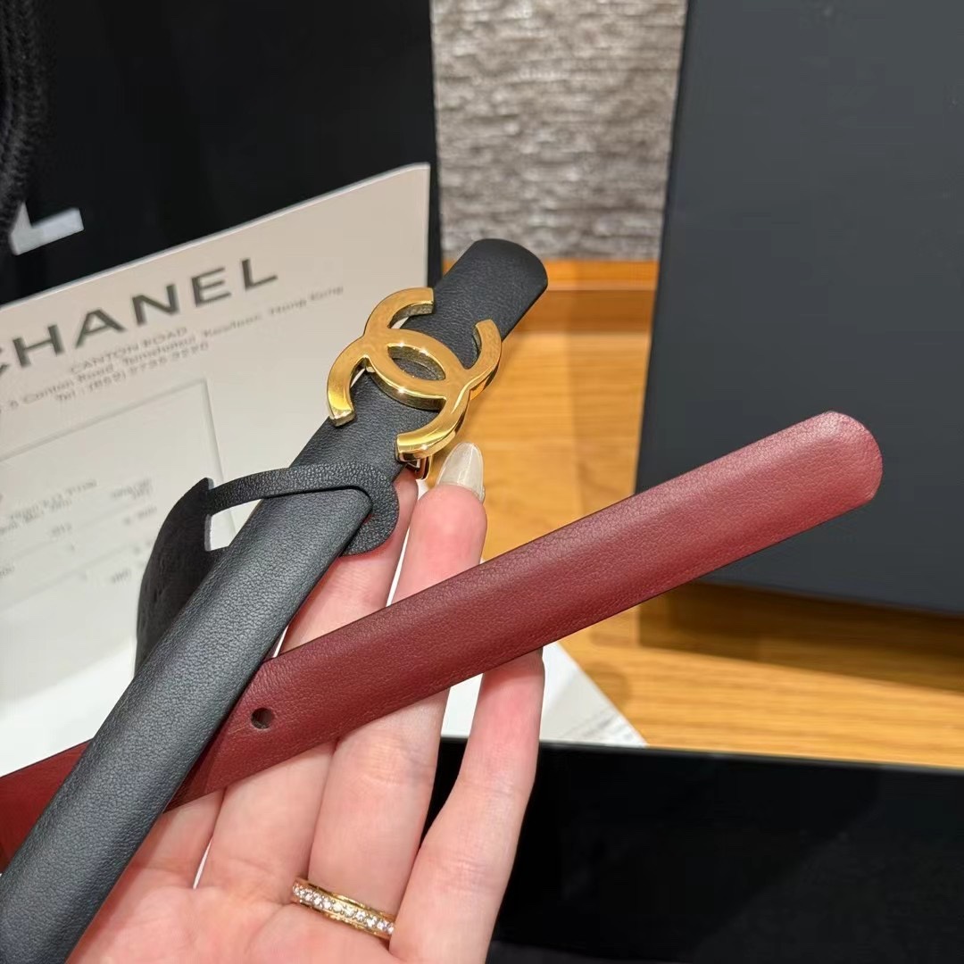  香家新款窄版双面腰带
经典双面腰带，选用优质小牛皮，更适合夏季，搭配裤子裙子都很合适，百搭款特别赞👍，