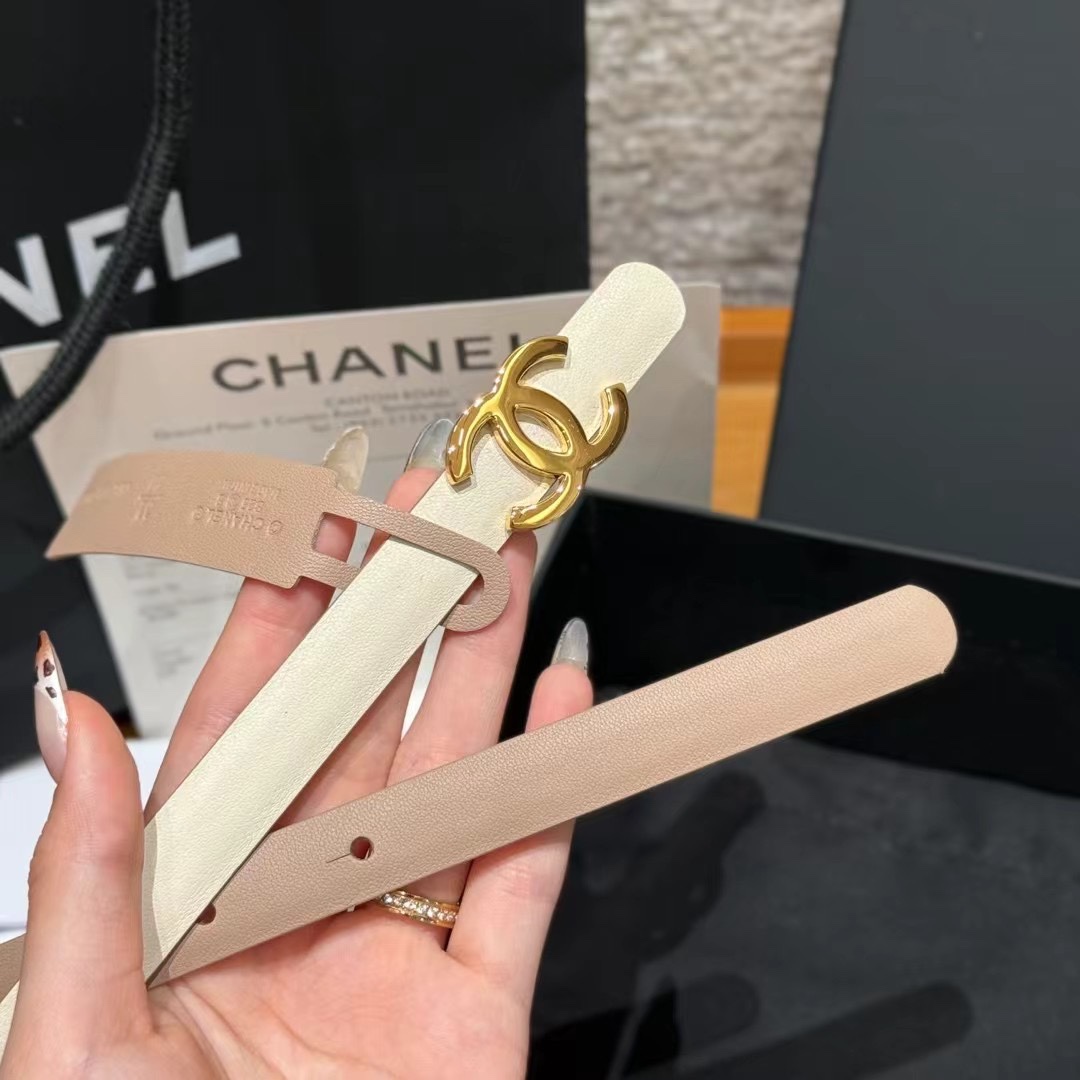  香家新款窄版双面腰带
经典双面腰带，选用优质小牛皮，更适合夏季，搭配裤子裙子都很合适，百搭款特别赞👍，