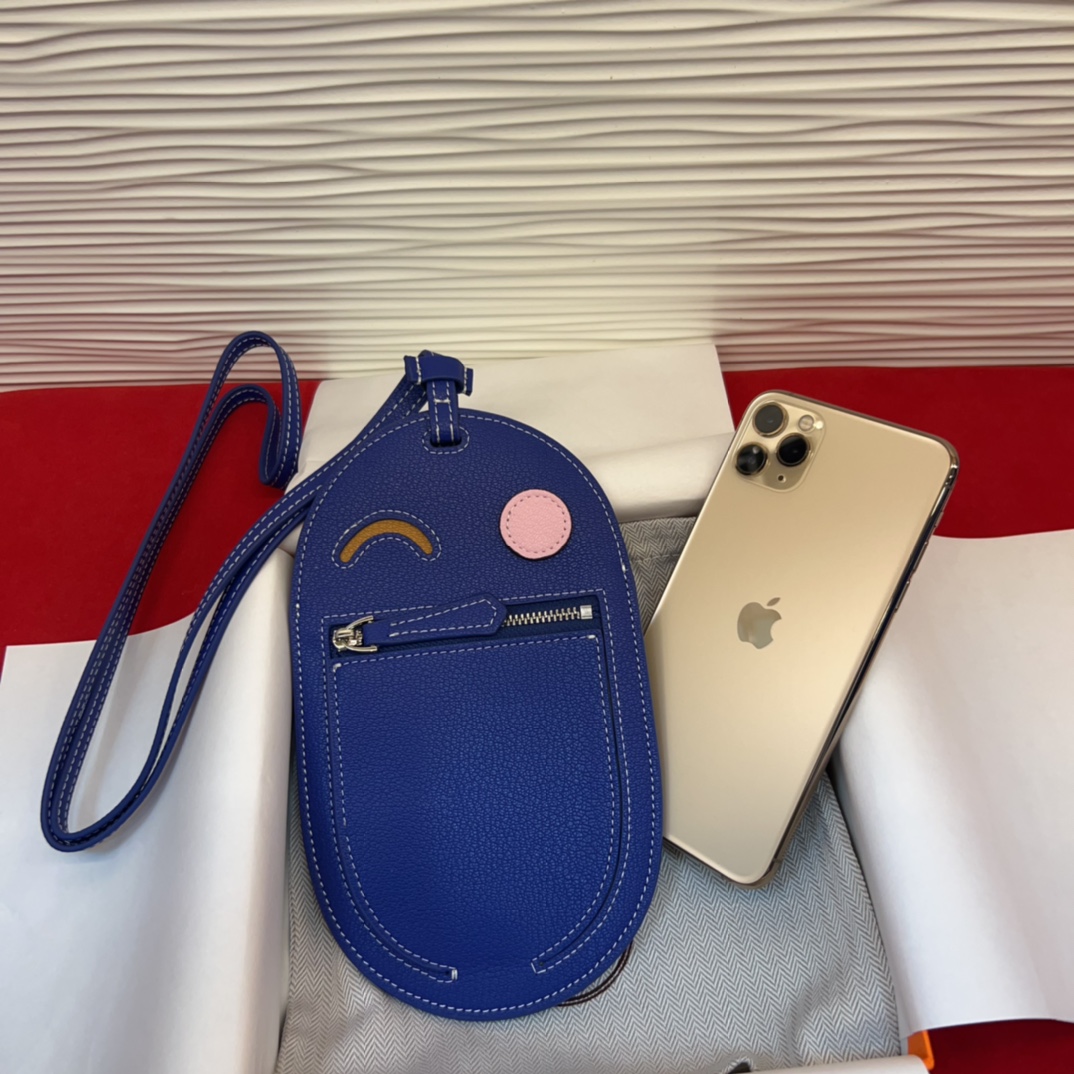  超萌娃娃脸💙hermes电光蓝inthelooP手机包
爱马仕的这款in the looP真的很轻便
