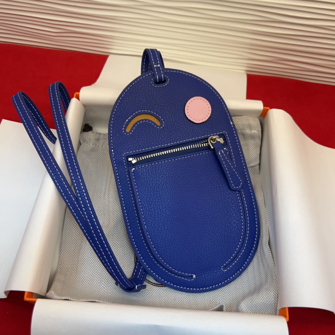  超萌娃娃脸💙hermes电光蓝inthelooP手机包
爱马仕的这款in the looP真的很轻便
