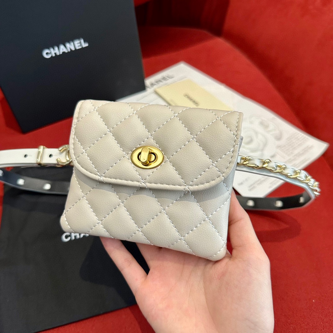  Chanel 系列 羊皮腰包 小牛皮与金色金属 
精致细腻 光滑优雅 1.5cm皮带，配腰包