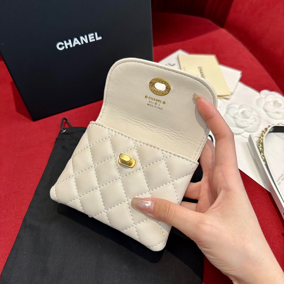  Chanel 系列 羊皮腰包 小牛皮与金色金属 
精致细腻 光滑优雅 1.5cm皮带，配腰包