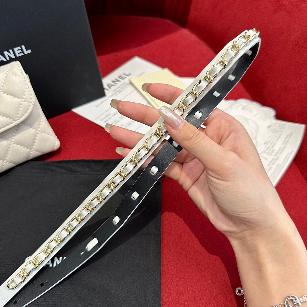  Chanel 系列 羊皮腰包 小牛皮与金色金属 
精致细腻 光滑优雅 1.5cm皮带，配腰包
