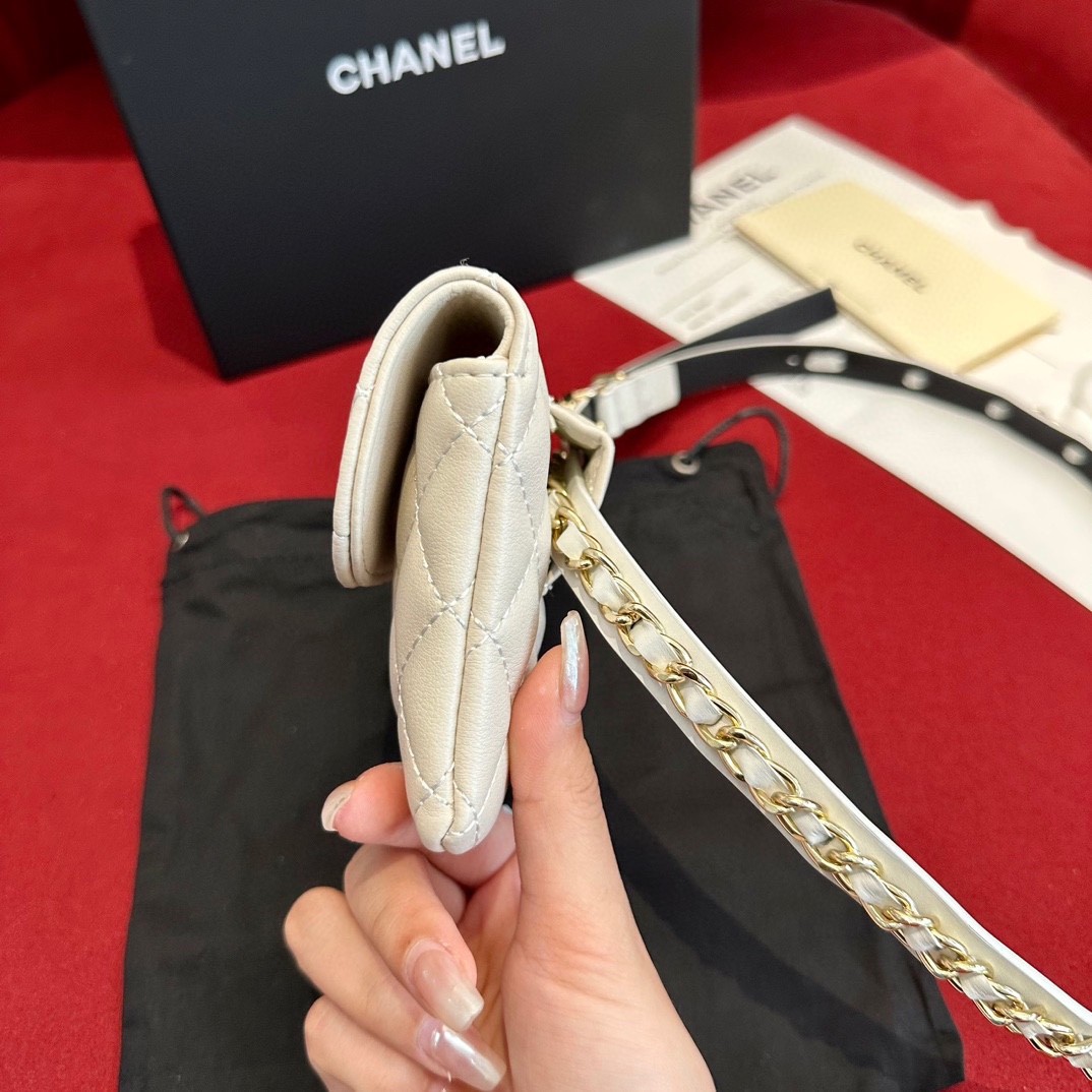  Chanel 系列 羊皮腰包 小牛皮与金色金属 
精致细腻 光滑优雅 1.5cm皮带，配腰包