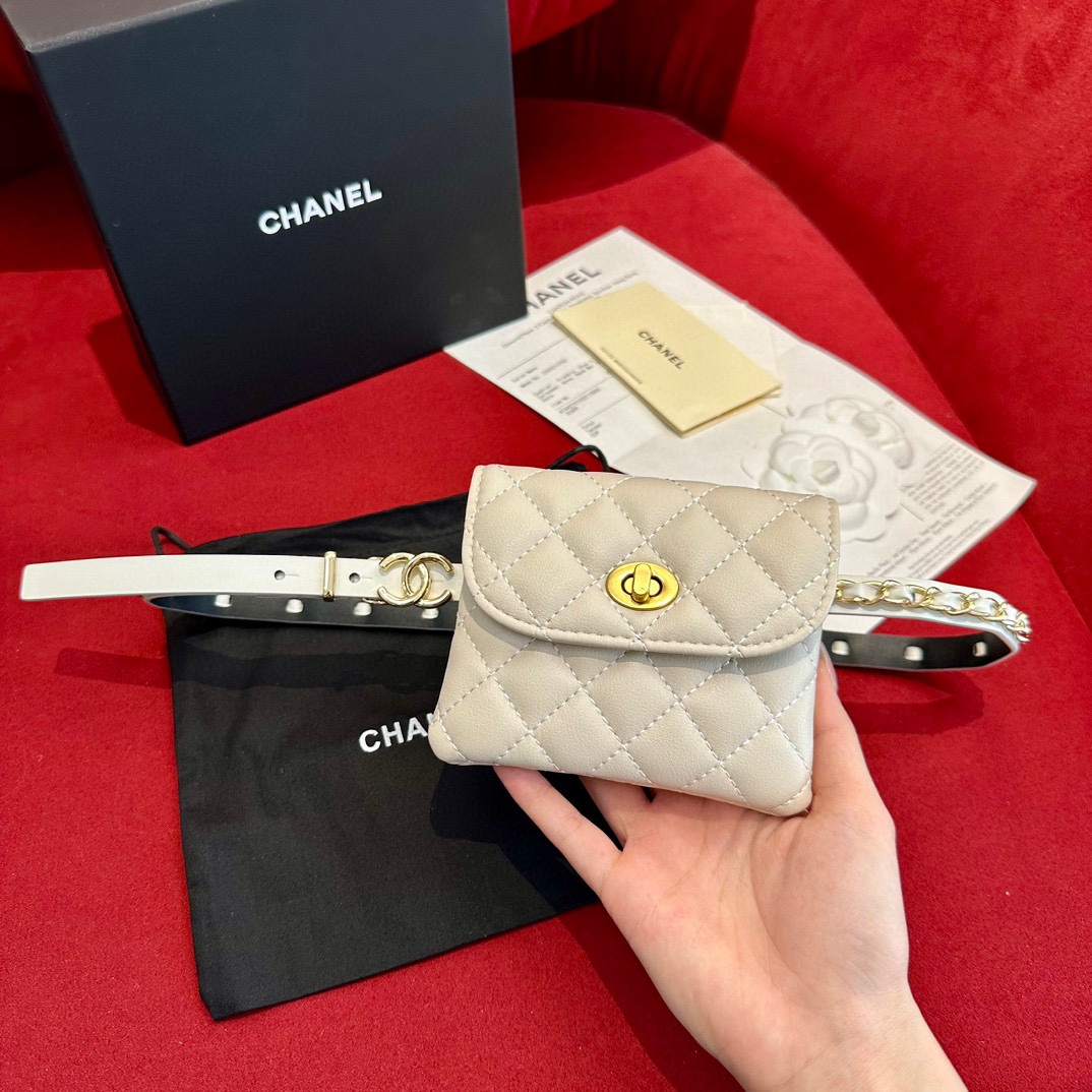  Chanel 系列 羊皮腰包 小牛皮与金色金属 
精致细腻 光滑优雅 1.5cm皮带，配腰包