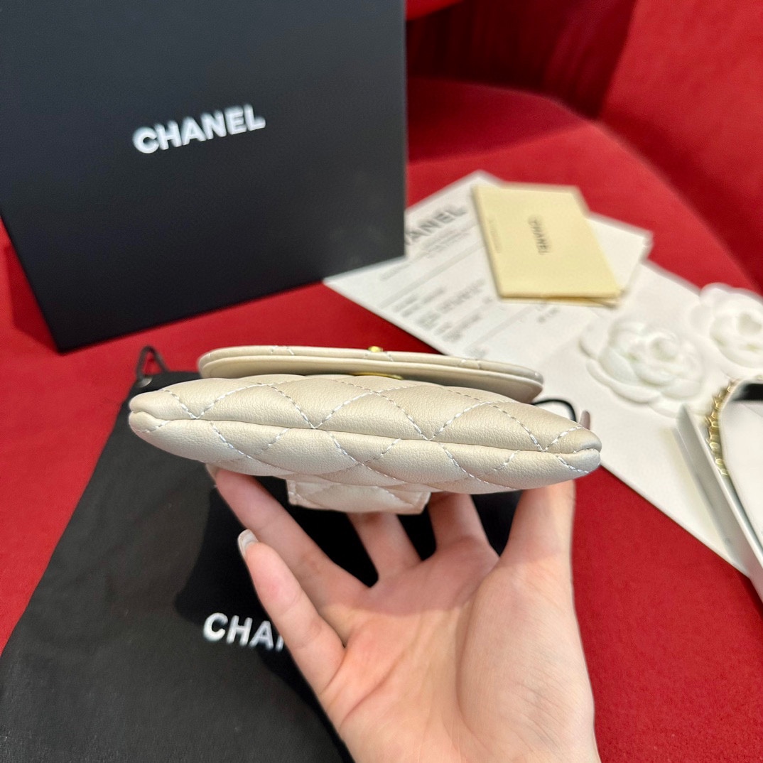  Chanel 系列 羊皮腰包 小牛皮与金色金属 
精致细腻 光滑优雅 1.5cm皮带，配腰包