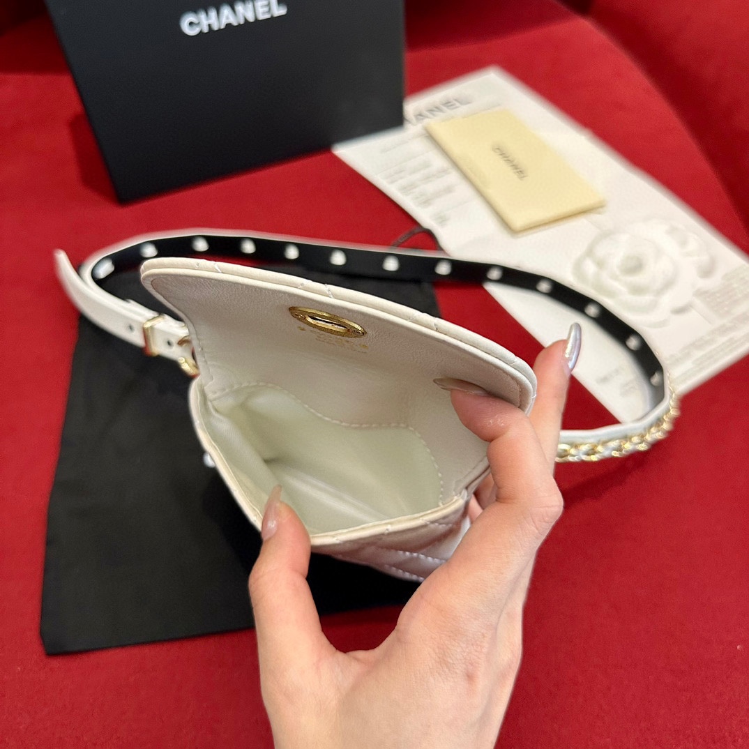  Chanel 系列 羊皮腰包 小牛皮与金色金属 
精致细腻 光滑优雅 1.5cm皮带，配腰包