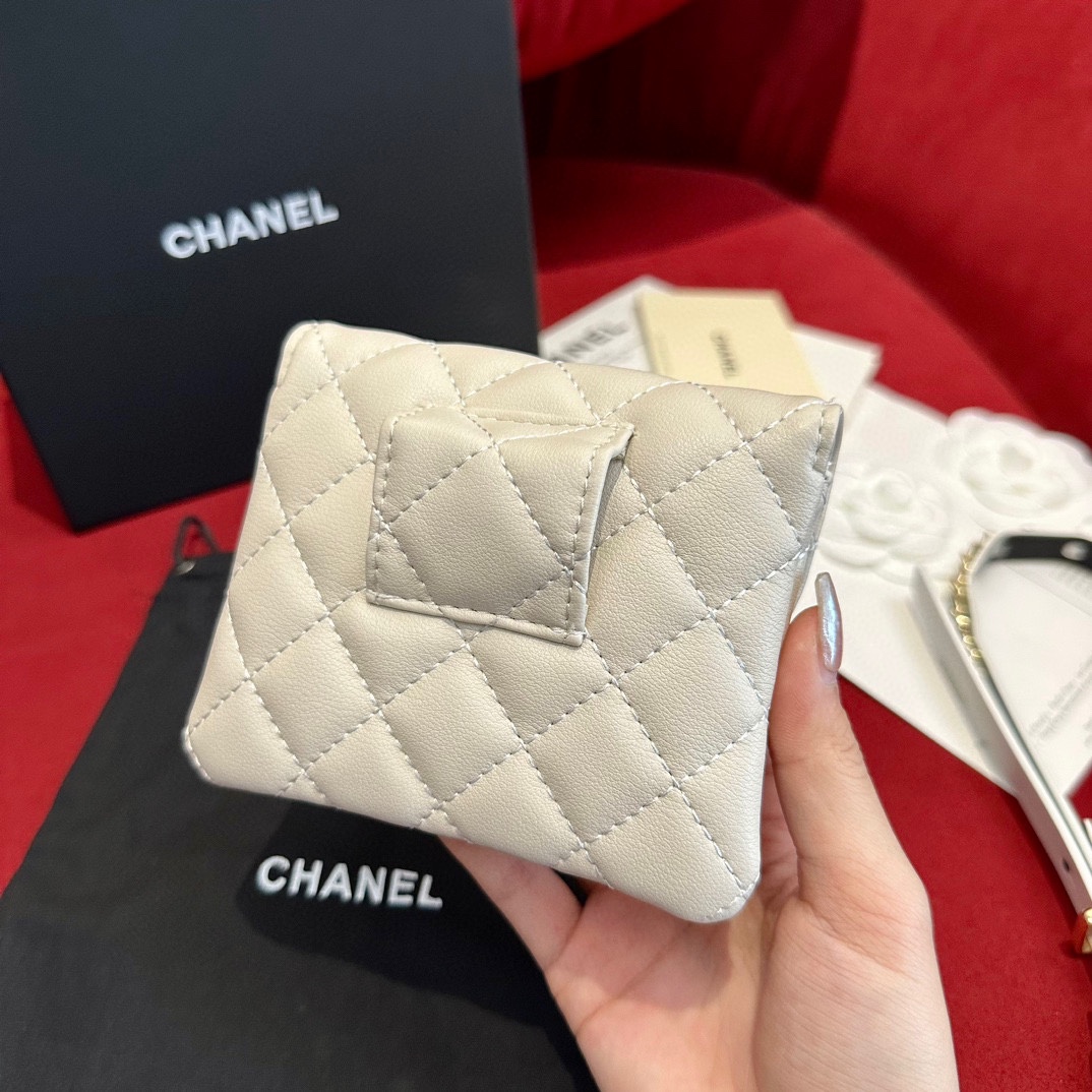  Chanel 系列 羊皮腰包 小牛皮与金色金属 
精致细腻 光滑优雅 1.5cm皮带，配腰包
