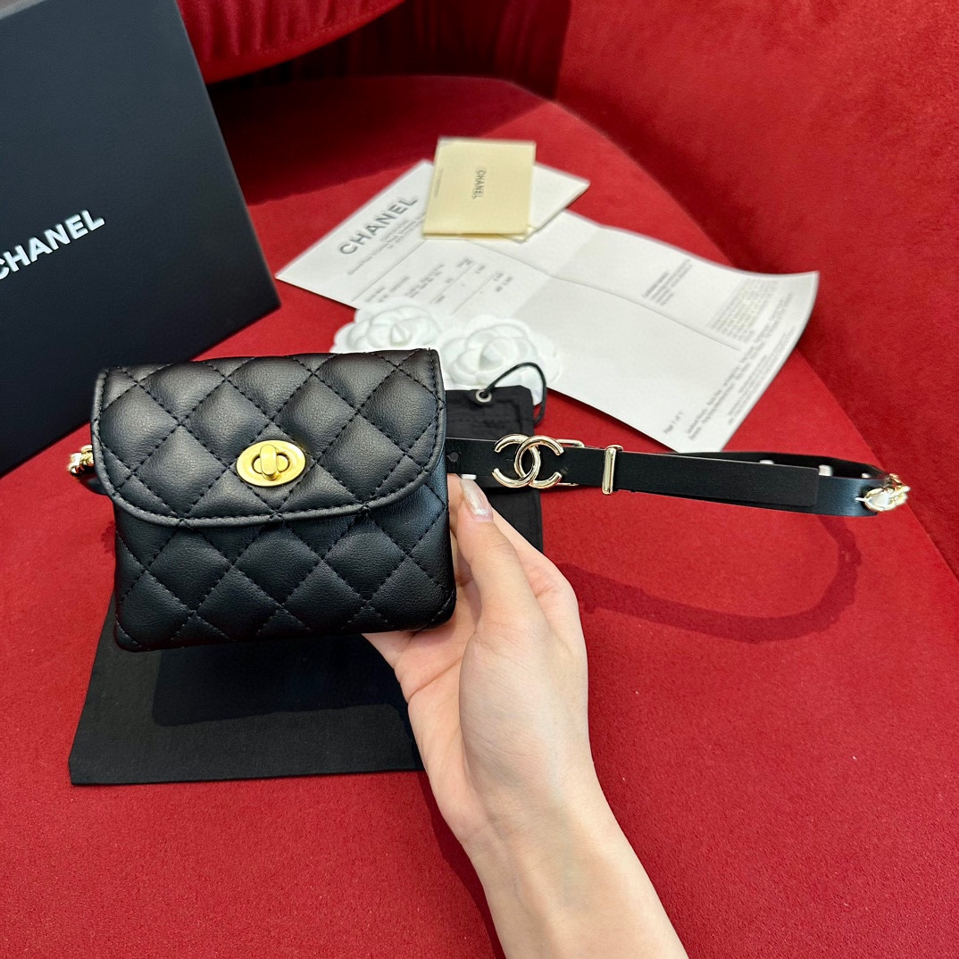  Chanel 系列 羊皮腰包 小牛皮与金色金属 
精致细腻 光滑优雅 1.5cm皮带，配腰包