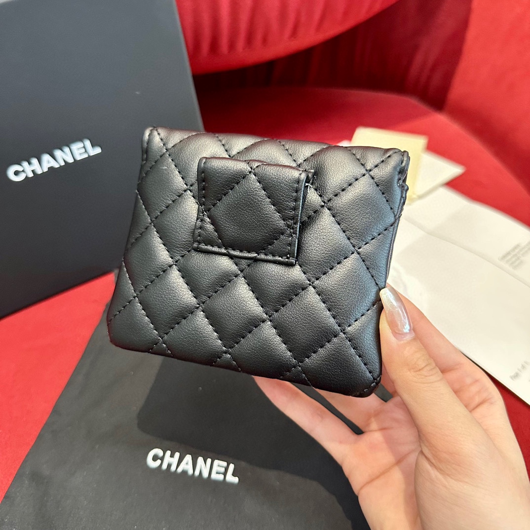  Chanel 系列 羊皮腰包 小牛皮与金色金属 
精致细腻 光滑优雅 1.5cm皮带，配腰包