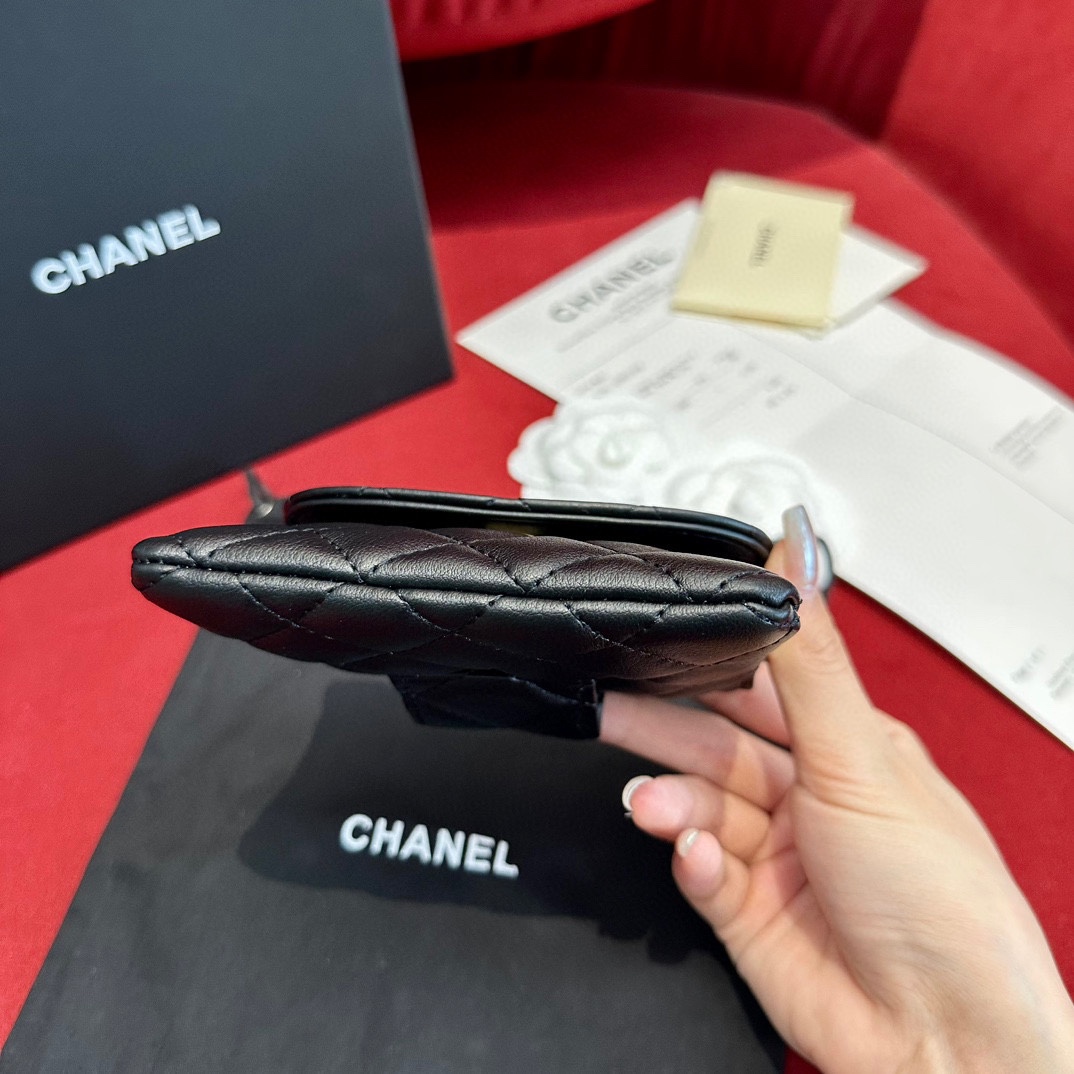  Chanel 系列 羊皮腰包 小牛皮与金色金属 
精致细腻 光滑优雅 1.5cm皮带，配腰包