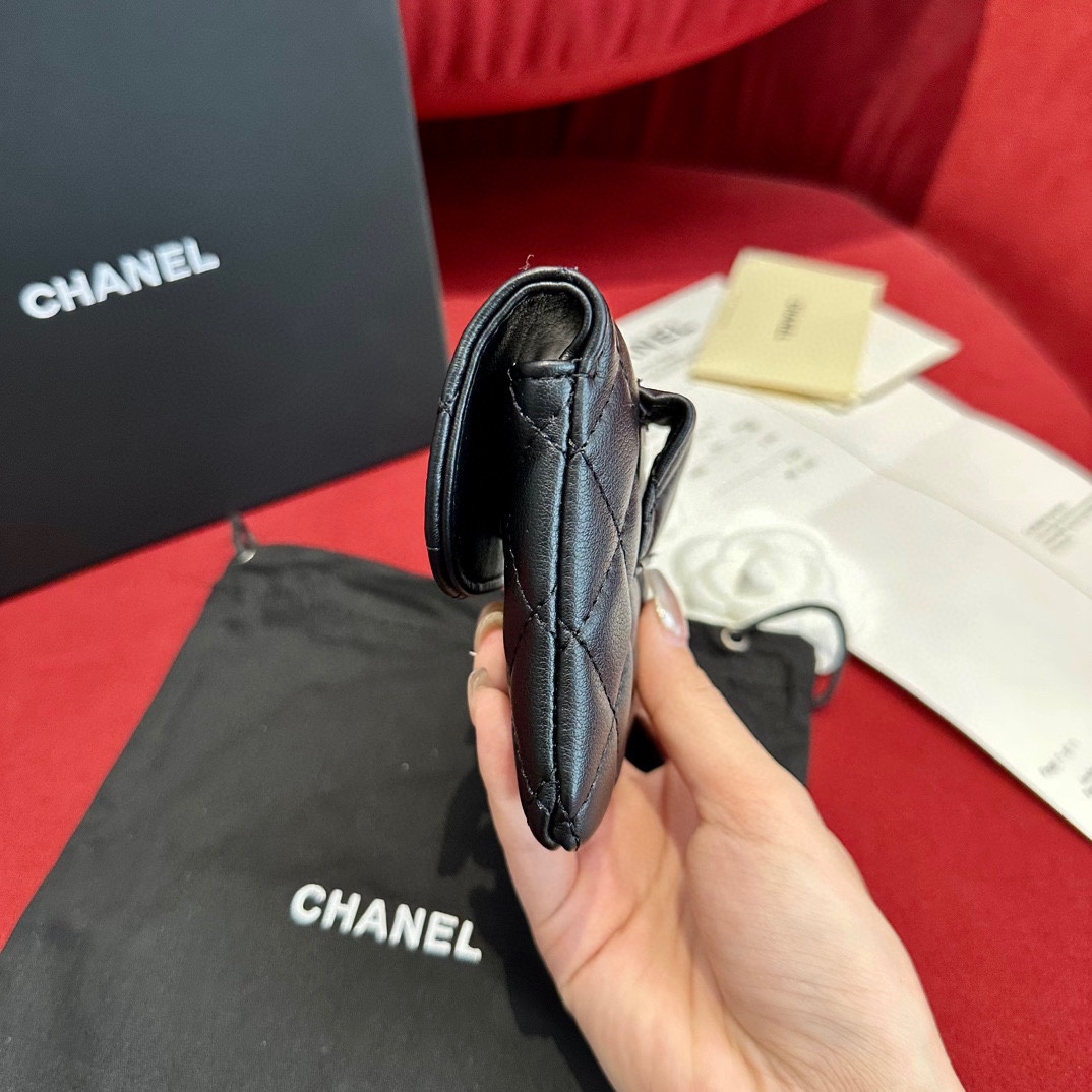  Chanel 系列 羊皮腰包 小牛皮与金色金属 
精致细腻 光滑优雅 1.5cm皮带，配腰包
