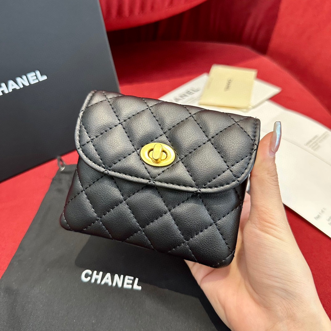  Chanel 系列 羊皮腰包 小牛皮与金色金属 
精致细腻 光滑优雅 1.5cm皮带，配腰包