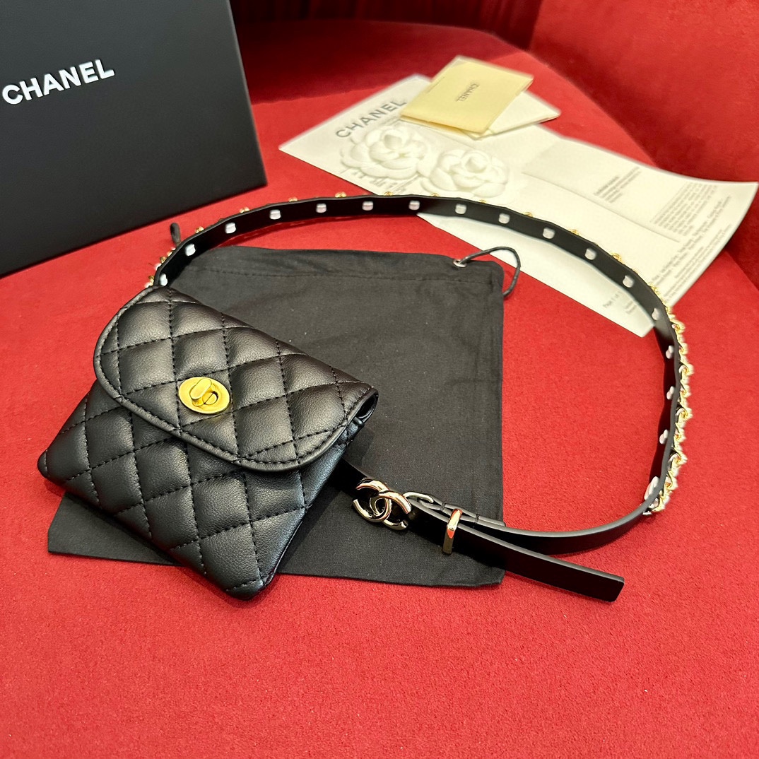  Chanel 系列 羊皮腰包 小牛皮与金色金属 
精致细腻 光滑优雅 1.5cm皮带，配腰包