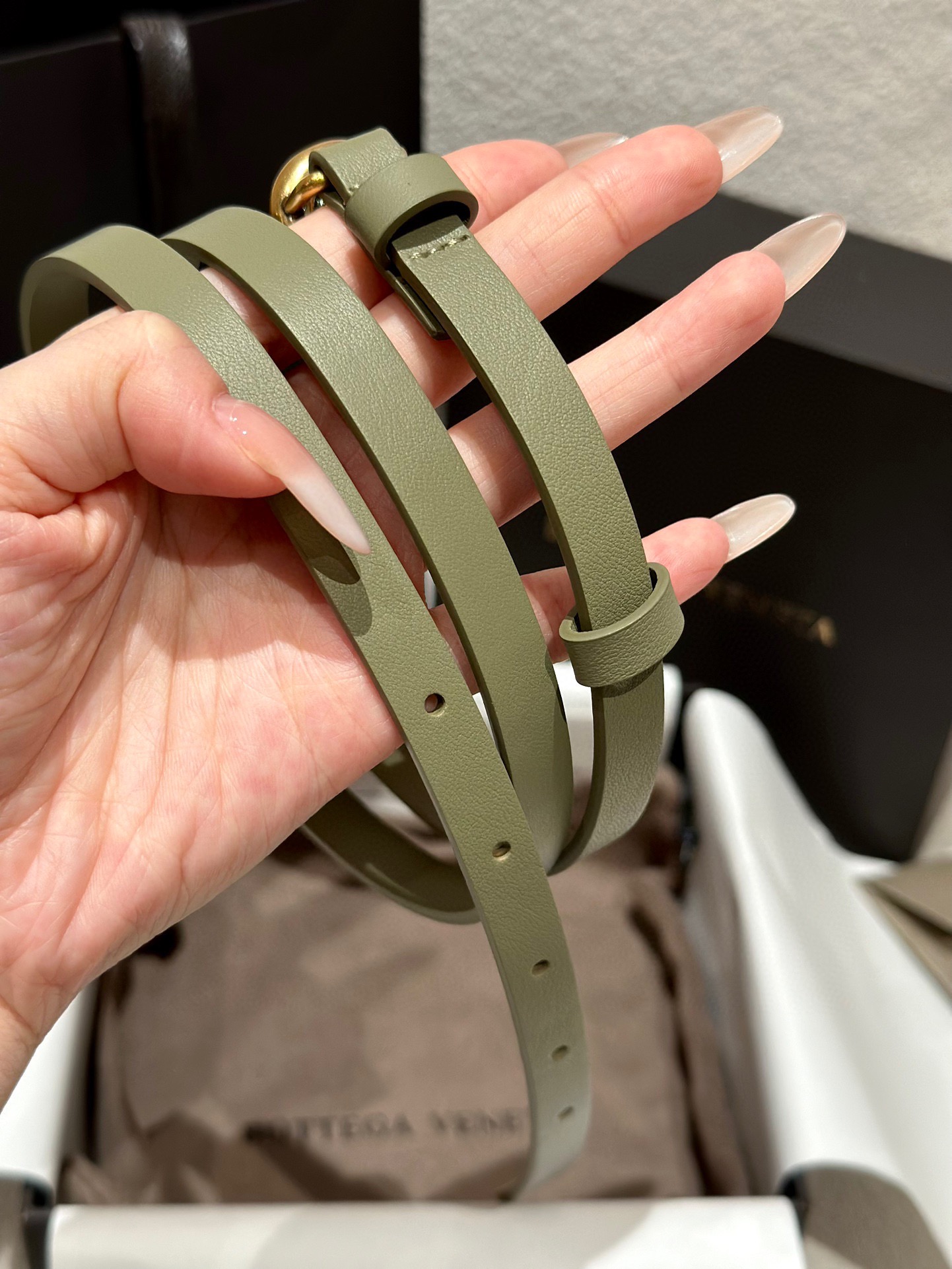  葆蝶家 Knot腰带 官网人气断货王 
正品级别，女士顶级牛皮腰带 ，搭配独特打结扣。
设计洋气时尚，