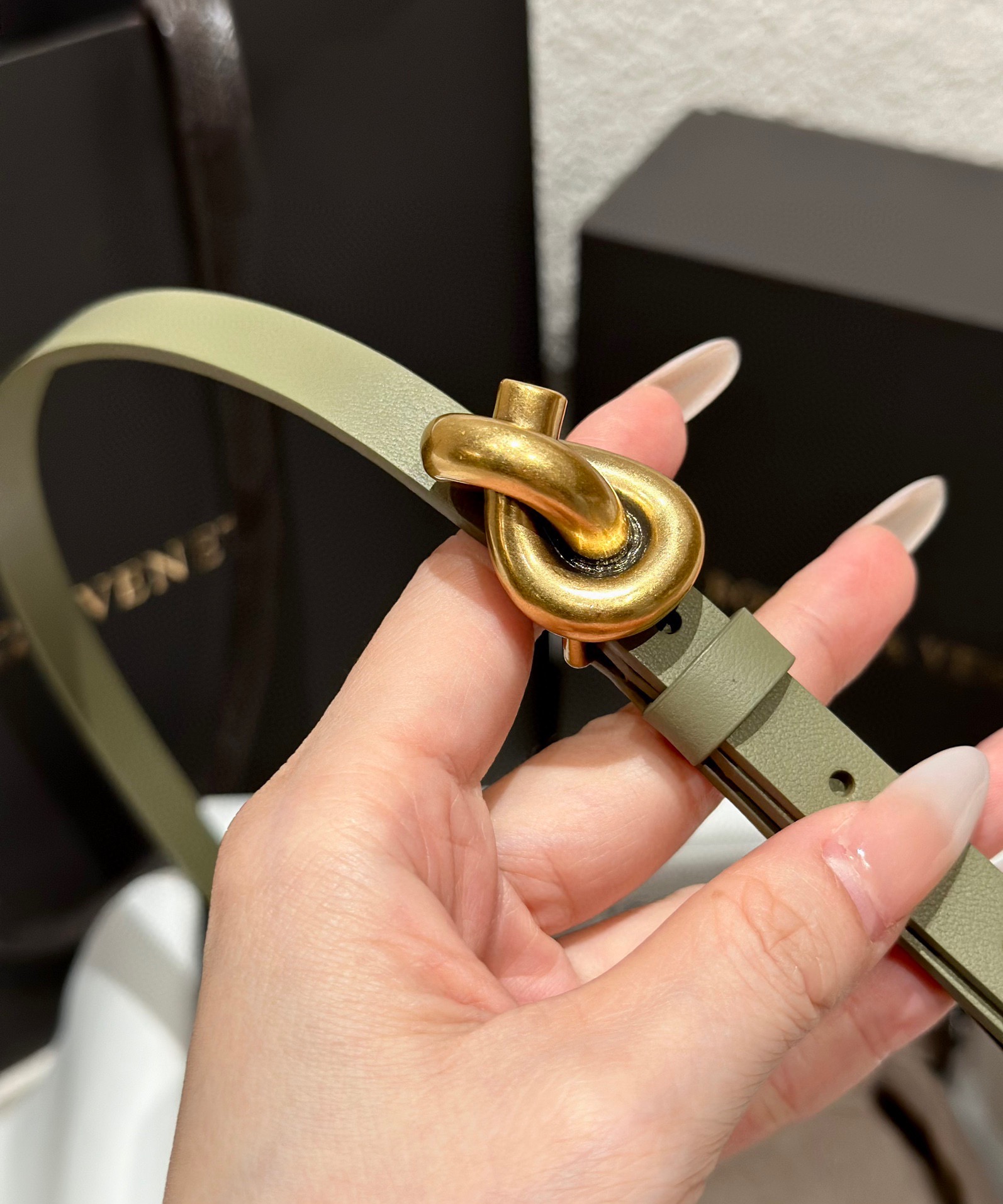  葆蝶家 Knot腰带 官网人气断货王 
正品级别，女士顶级牛皮腰带 ，搭配独特打结扣。
设计洋气时尚，