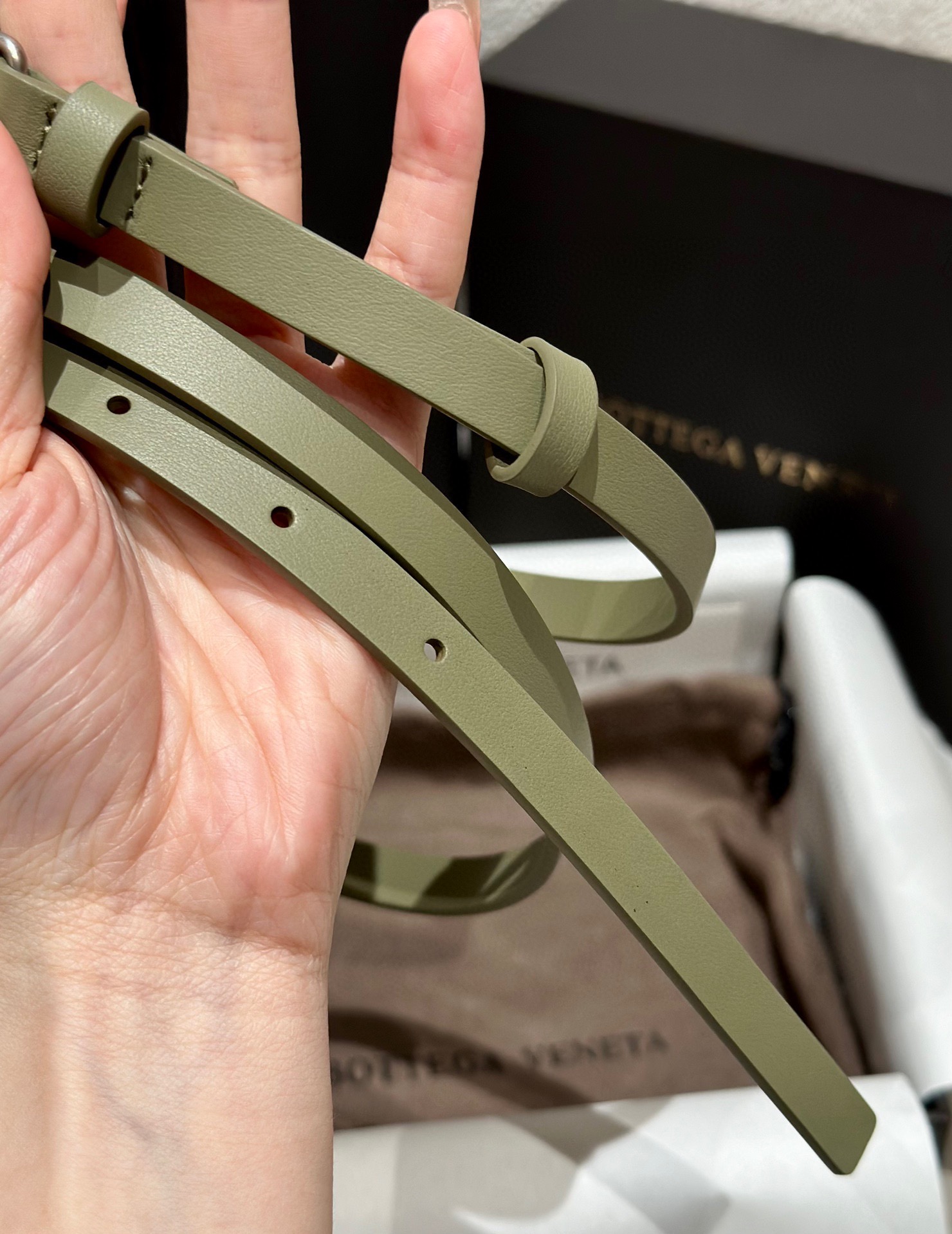  葆蝶家 Knot腰带 官网人气断货王 
正品级别，女士顶级牛皮腰带 ，搭配独特打结扣。
设计洋气时尚，