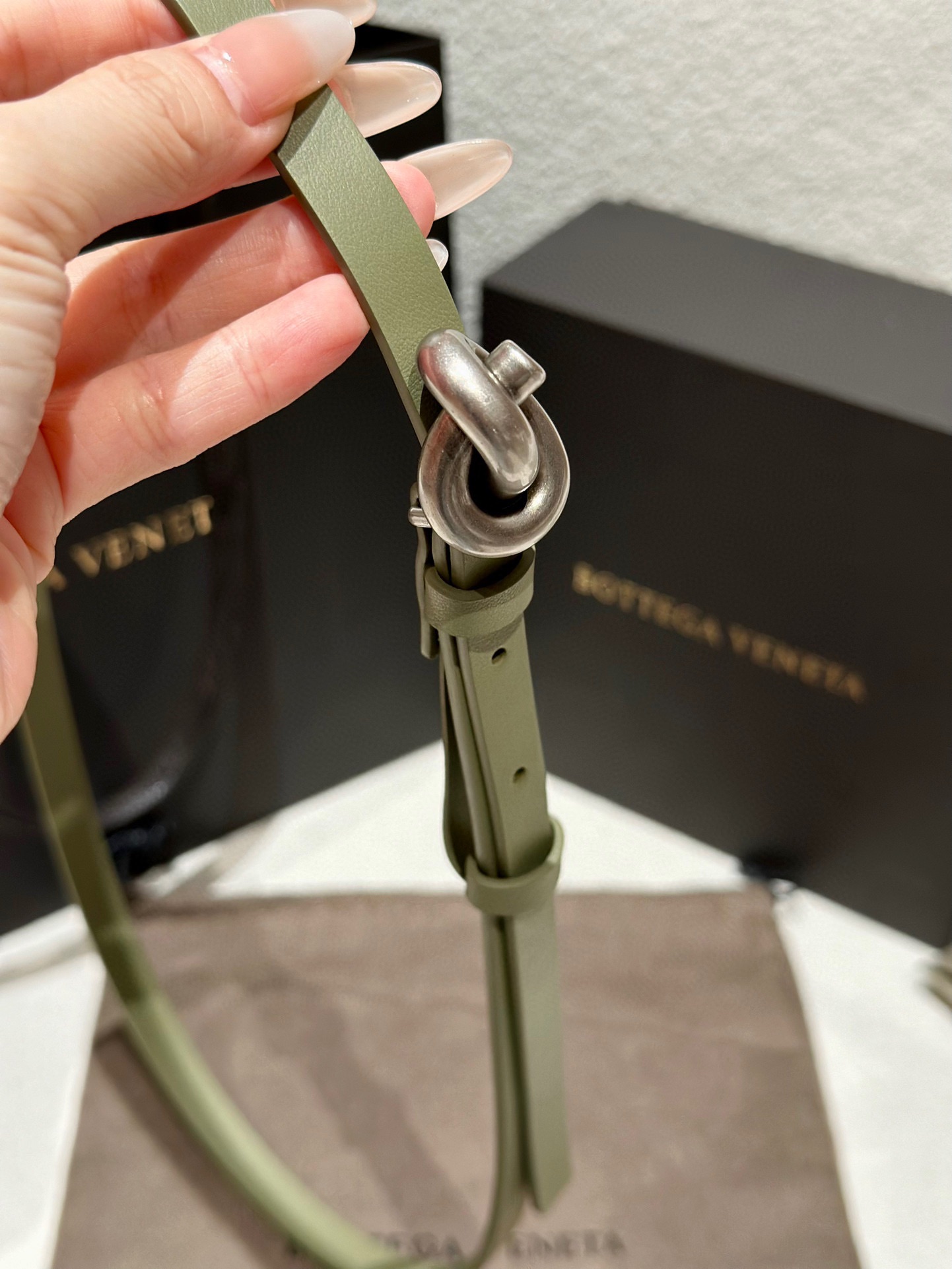  葆蝶家 Knot腰带 官网人气断货王 
正品级别，女士顶级牛皮腰带 ，搭配独特打结扣。
设计洋气时尚，