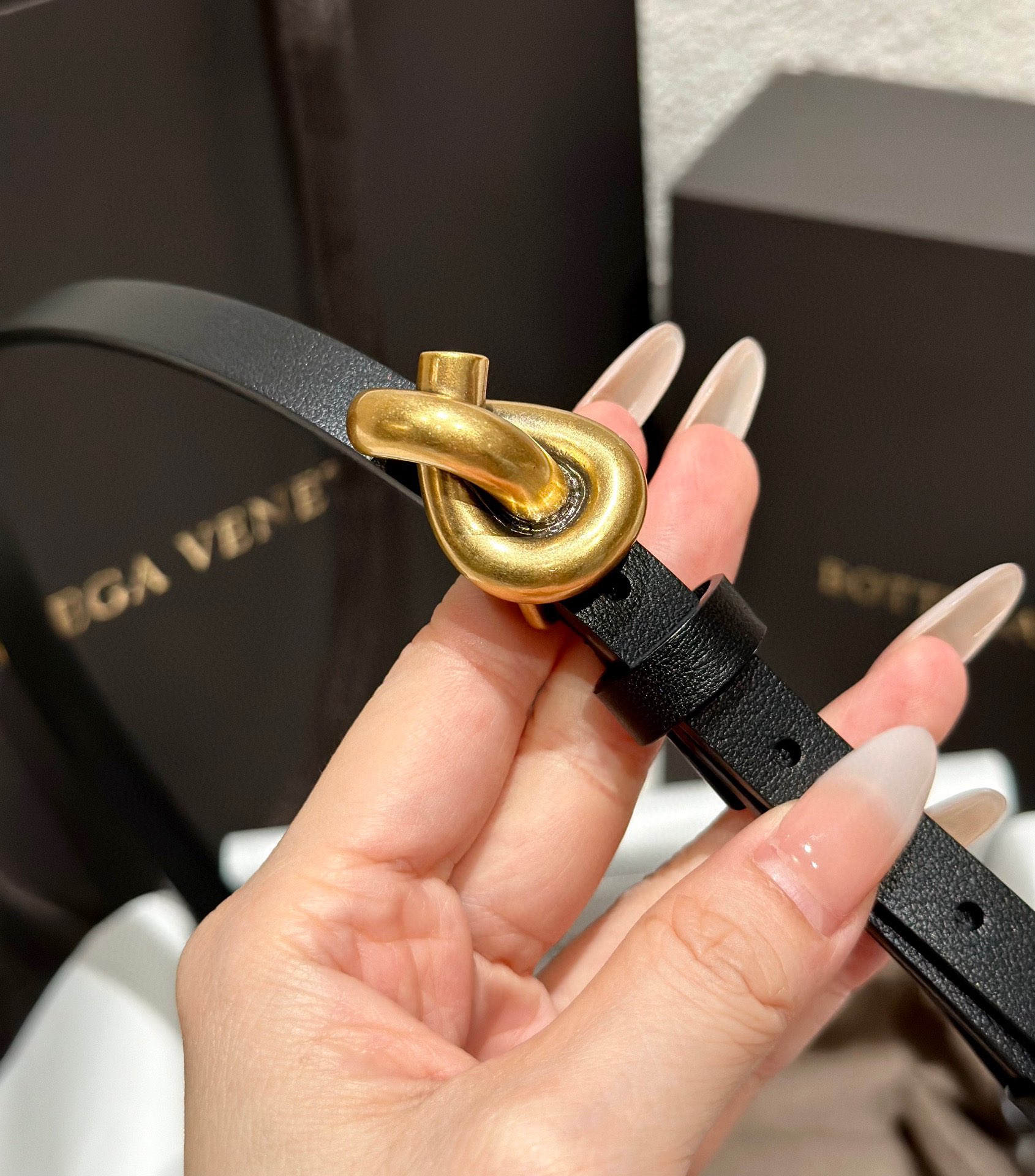  葆蝶家 Knot腰带 官网人气断货王 
正品级别，女士顶级牛皮腰带 ，搭配独特打结扣。
设计洋气时尚，