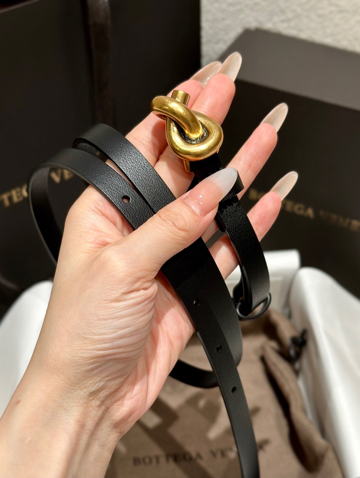  葆蝶家 Knot腰带 官网人气断货王 
正品级别，女士顶级牛皮腰带 ，搭配独特打结扣。
设计洋气时尚，