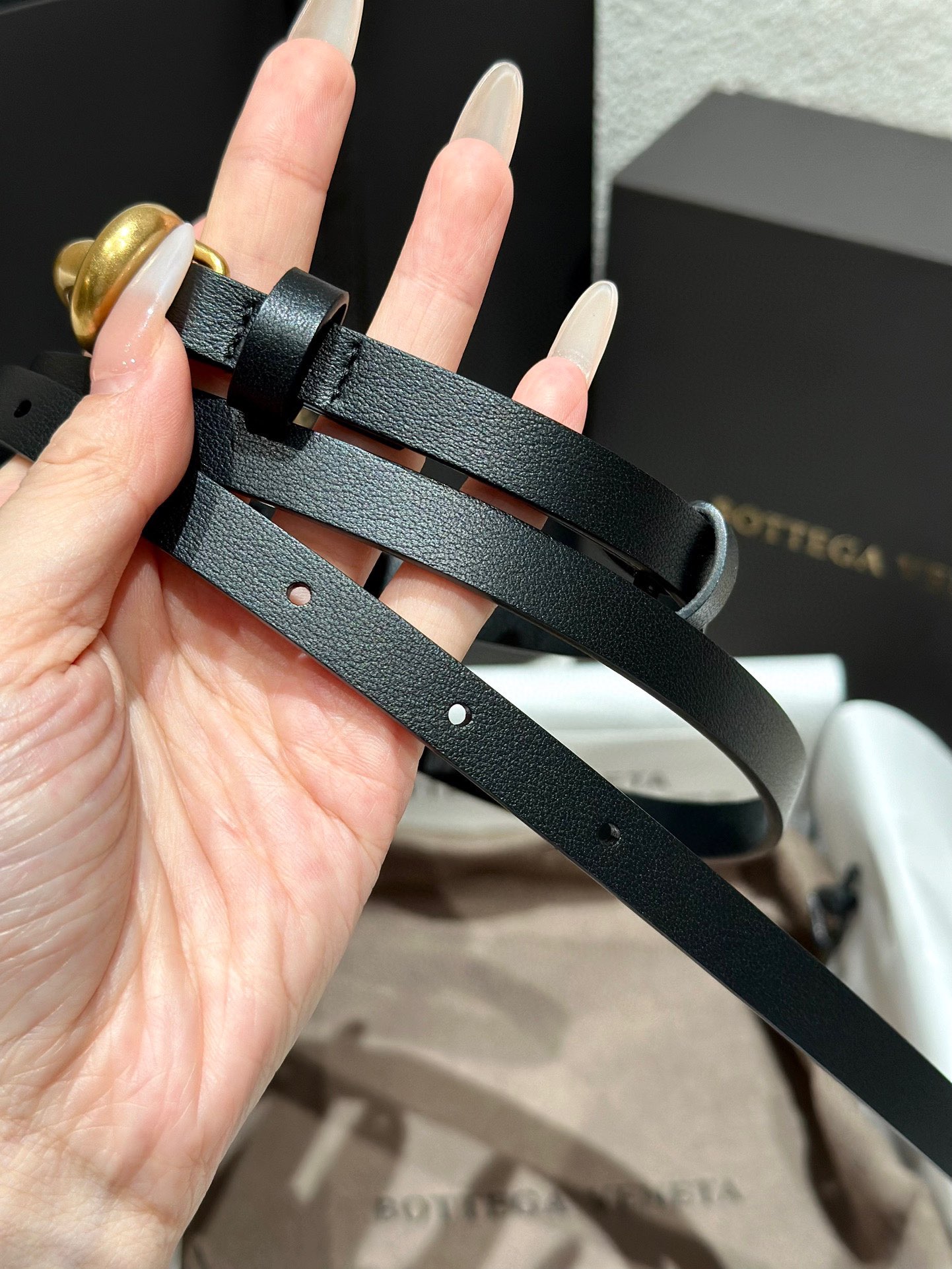  葆蝶家 Knot腰带 官网人气断货王 
正品级别，女士顶级牛皮腰带 ，搭配独特打结扣。
设计洋气时尚，