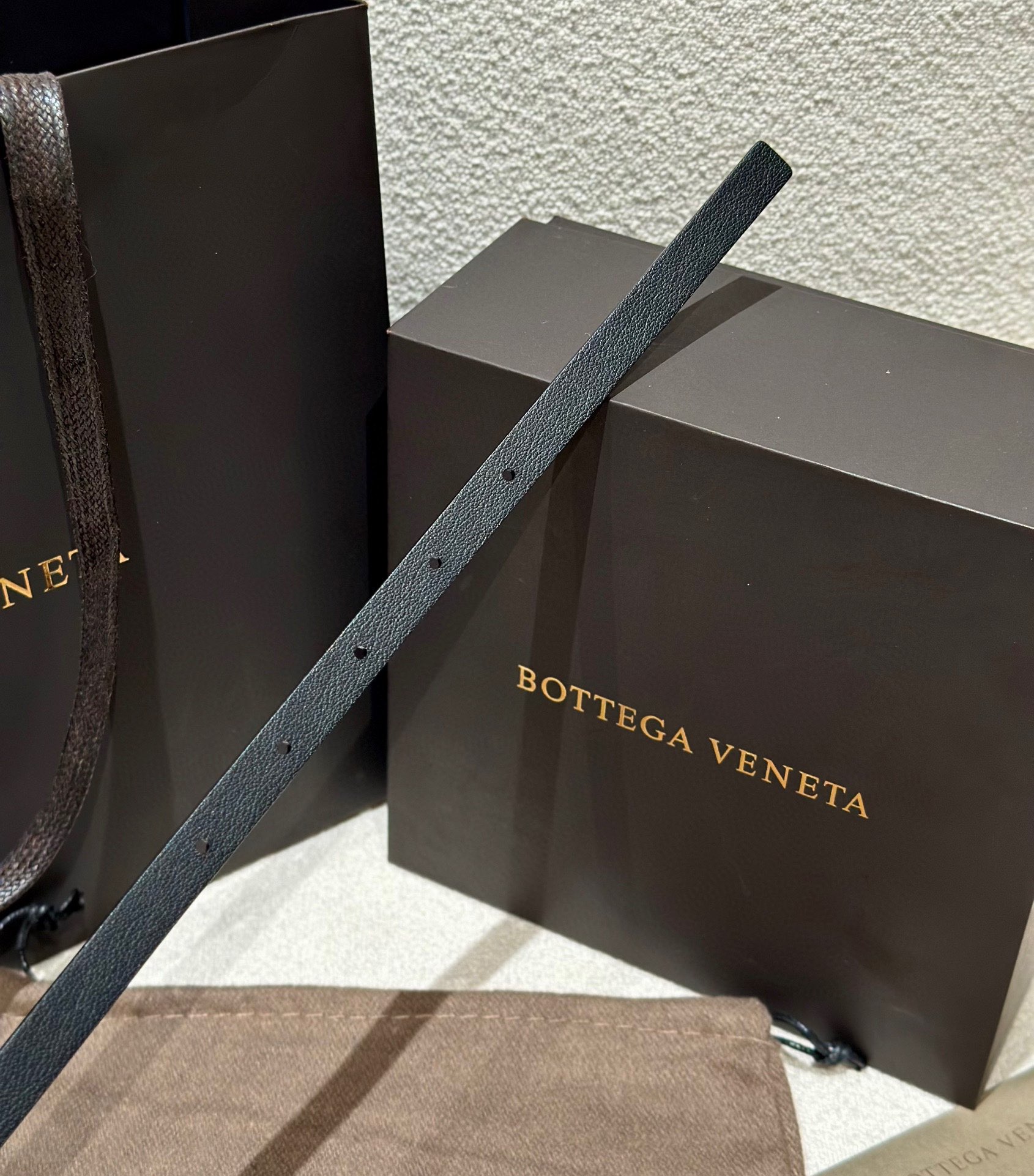 葆蝶家 Knot腰带 官网人气断货王 
正品级别，女士顶级牛皮腰带 ，搭配独特打结扣。
设计洋气时尚，