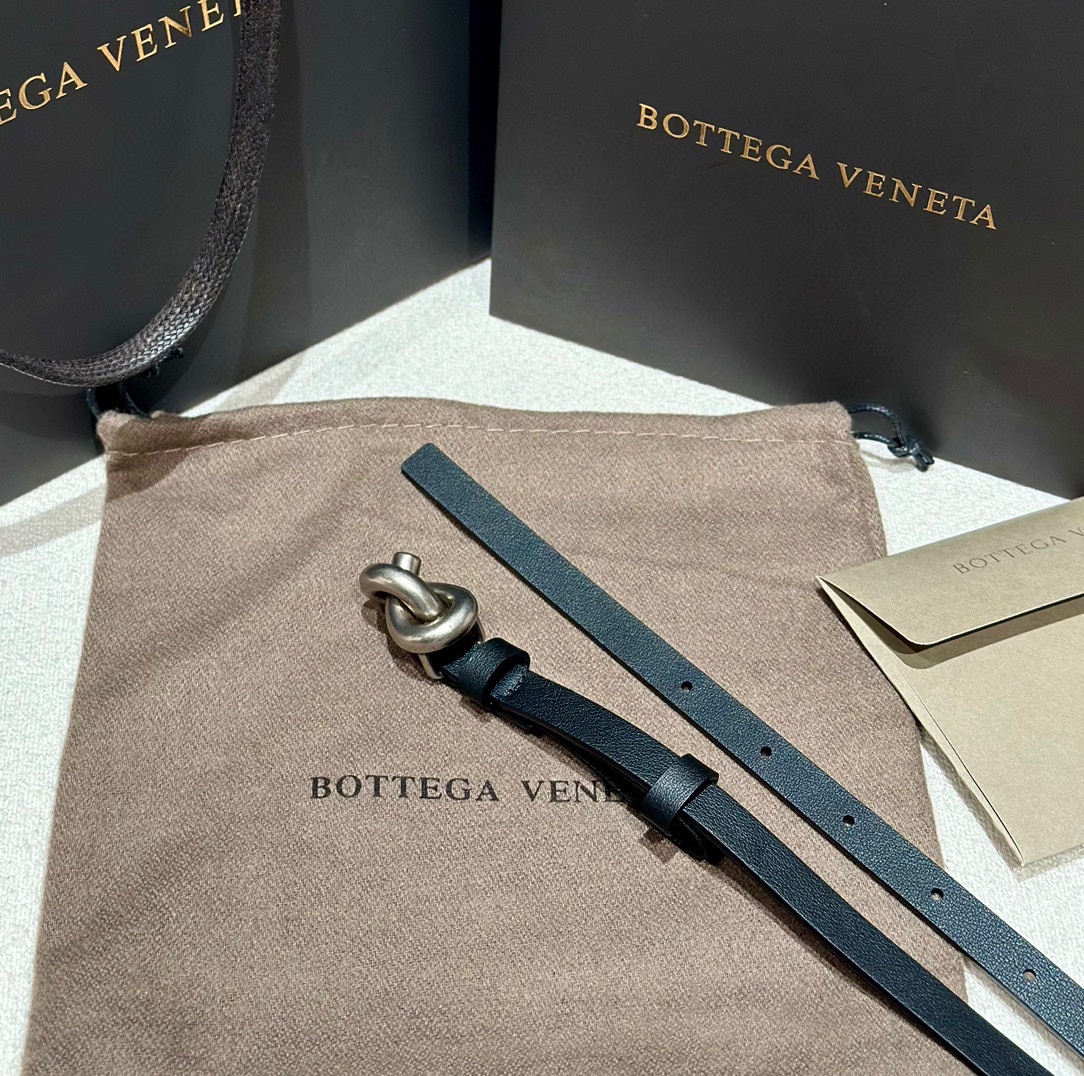  葆蝶家 Knot腰带 官网人气断货王 
正品级别，女士顶级牛皮腰带 ，搭配独特打结扣。
设计洋气时尚，
