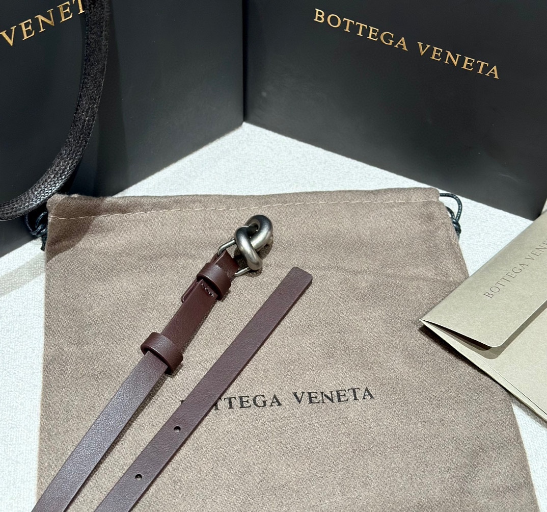  葆蝶家 Knot腰带 官网人气断货王 
正品级别，女士顶级牛皮腰带 ，搭配独特打结扣。
设计洋气时尚，