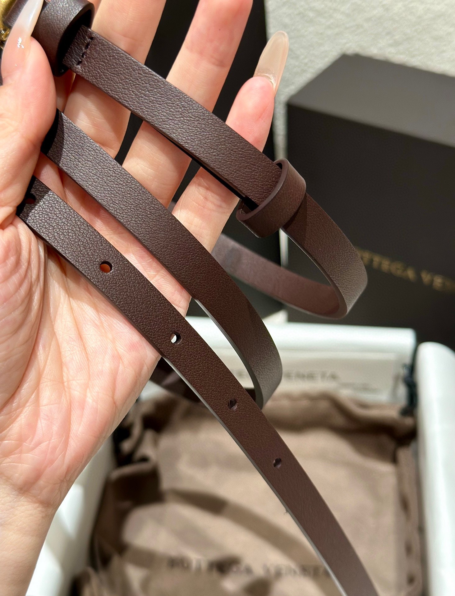  葆蝶家 Knot腰带 官网人气断货王 
正品级别，女士顶级牛皮腰带 ，搭配独特打结扣。
设计洋气时尚，