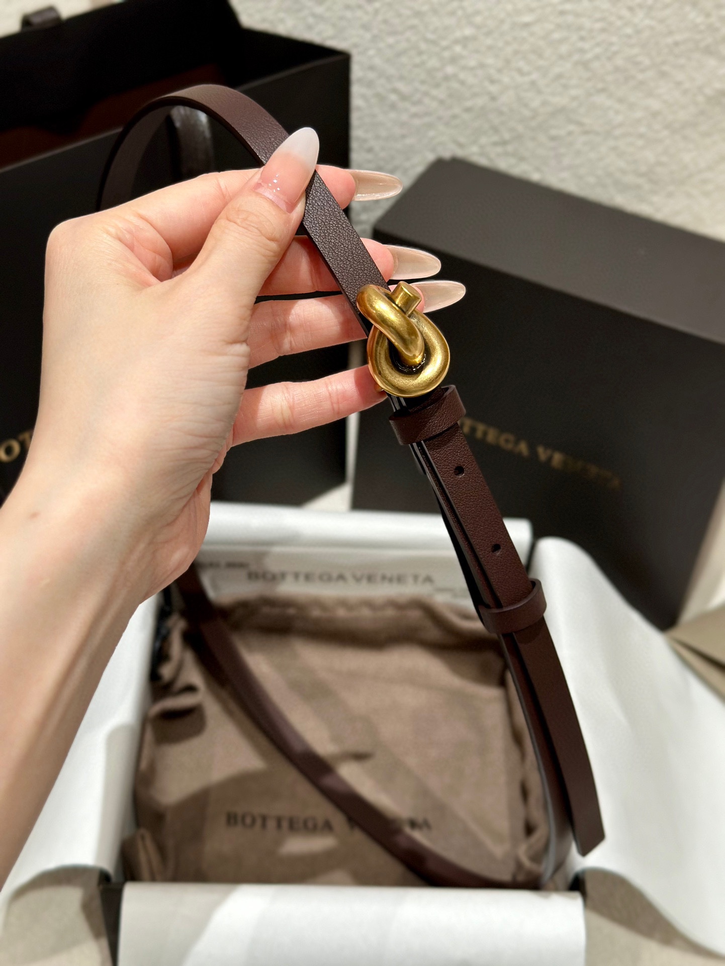  葆蝶家 Knot腰带 官网人气断货王 
正品级别，女士顶级牛皮腰带 ，搭配独特打结扣。
设计洋气时尚，