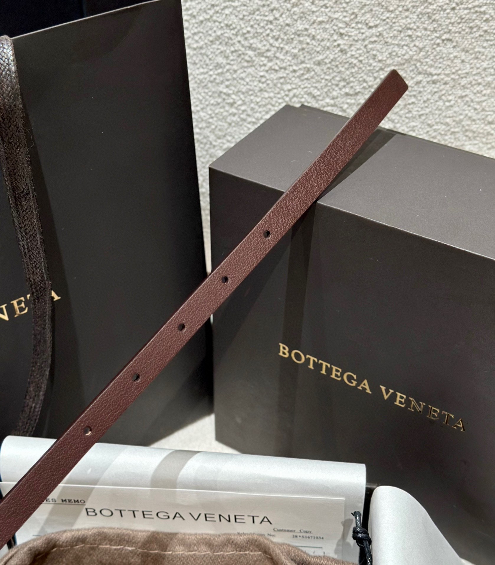  葆蝶家 Knot腰带 官网人气断货王 
正品级别，女士顶级牛皮腰带 ，搭配独特打结扣。
设计洋气时尚，