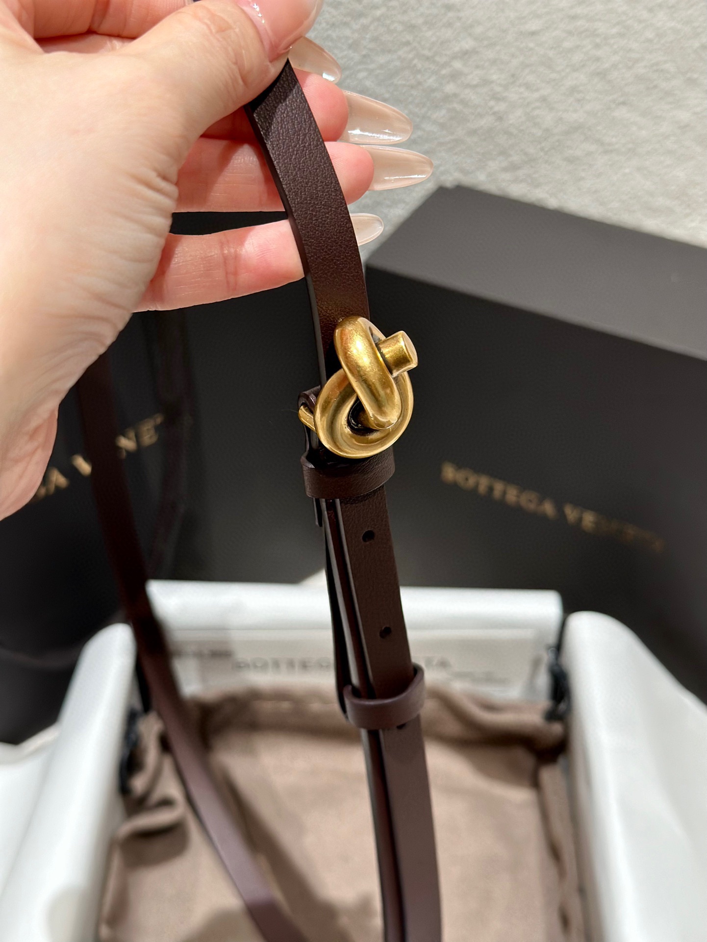  葆蝶家 Knot腰带 官网人气断货王 
正品级别，女士顶级牛皮腰带 ，搭配独特打结扣。
设计洋气时尚，