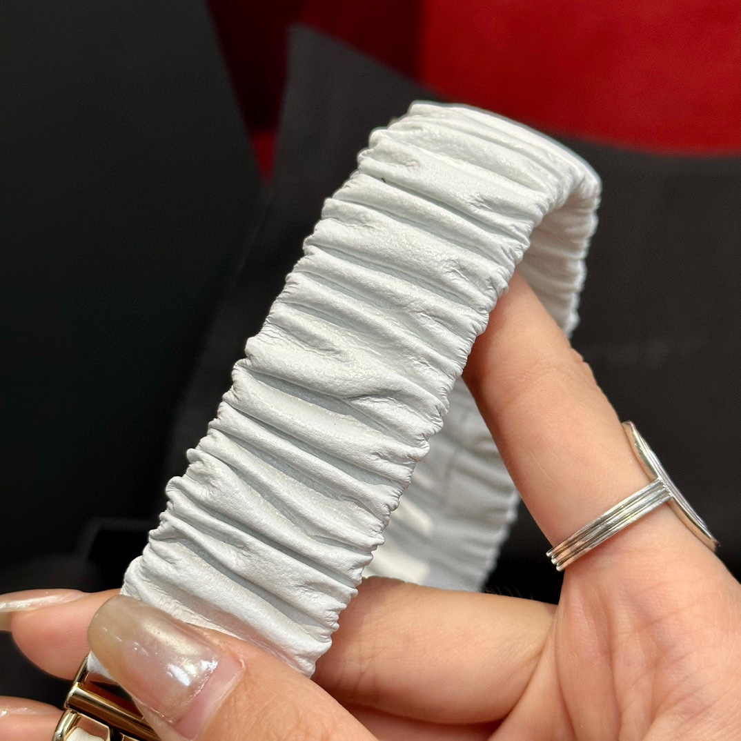  香家新款腰链，特别的进口金属进口牛皮材质，质感打造，点缀是整体的别致亮点，又不失女人魅力，成为瞩目的亮