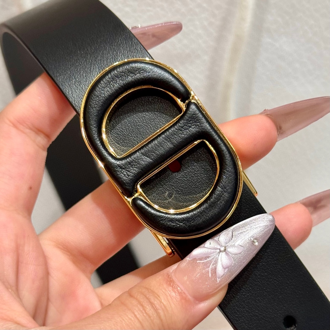  迪家新款女士腰带
这款30Montaigne 腰带从同名经典手袋👜汲取灵感，采用棕色光滑牛皮革等材质精