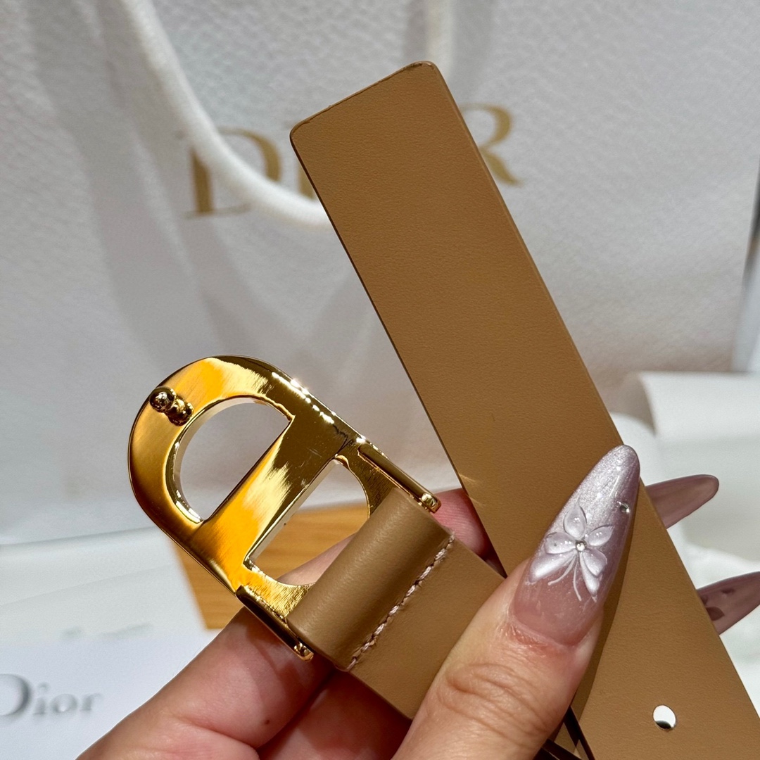  迪家新款女士腰带
这款30Montaigne 腰带从同名经典手袋👜汲取灵感，采用棕色光滑牛皮革等材质精