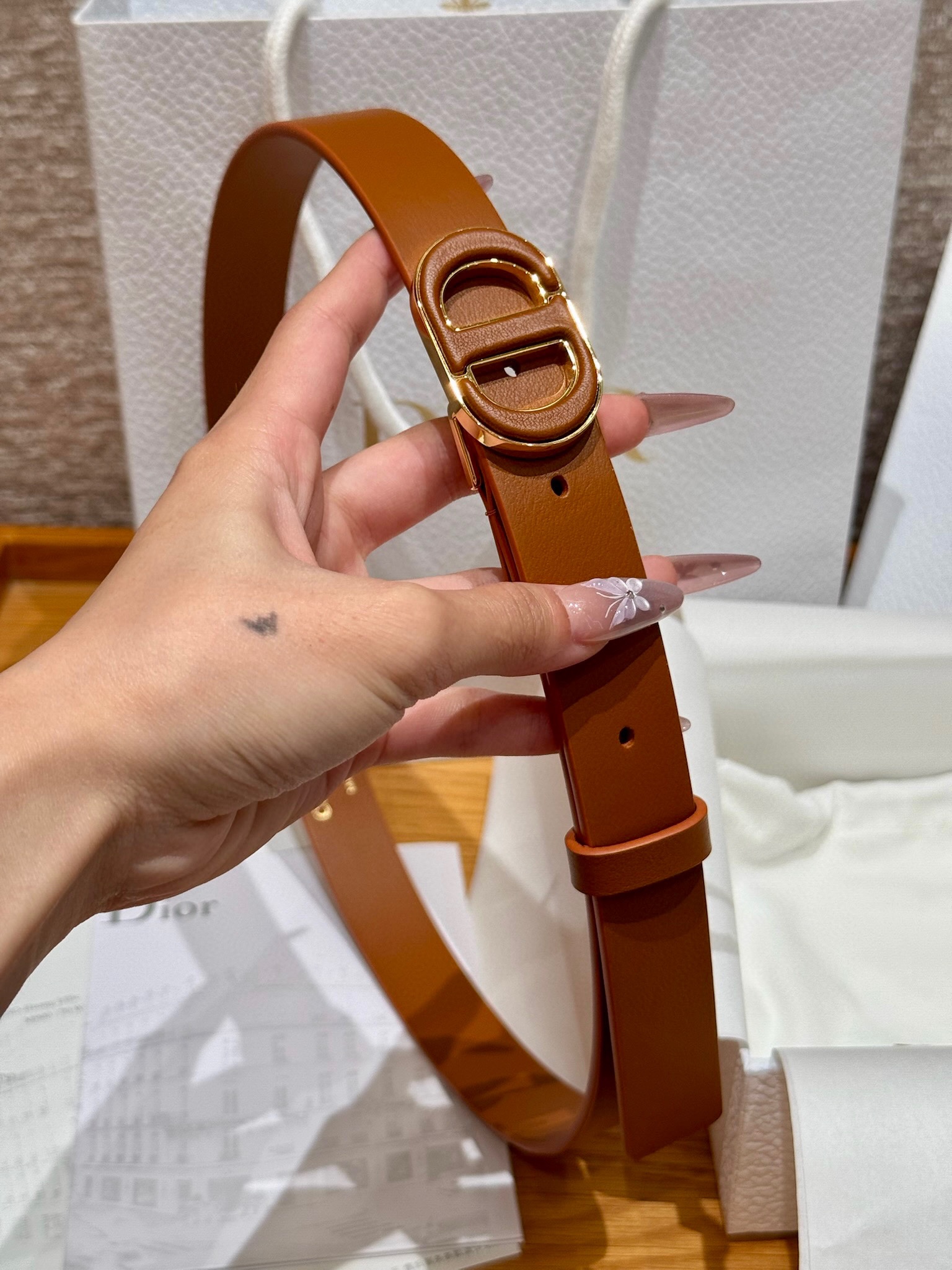  迪家新款女士腰带
这款30Montaigne 腰带从同名经典手袋👜汲取灵感，采用棕色光滑牛皮革等材质精