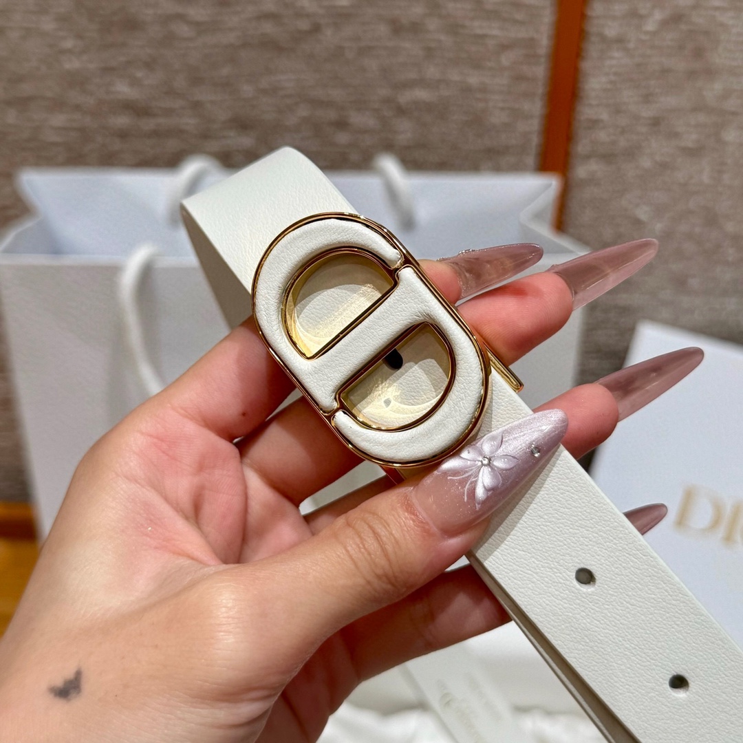  迪家新款女士腰带
这款30Montaigne 腰带从同名经典手袋👜汲取灵感，采用棕色光滑牛皮革等材质精