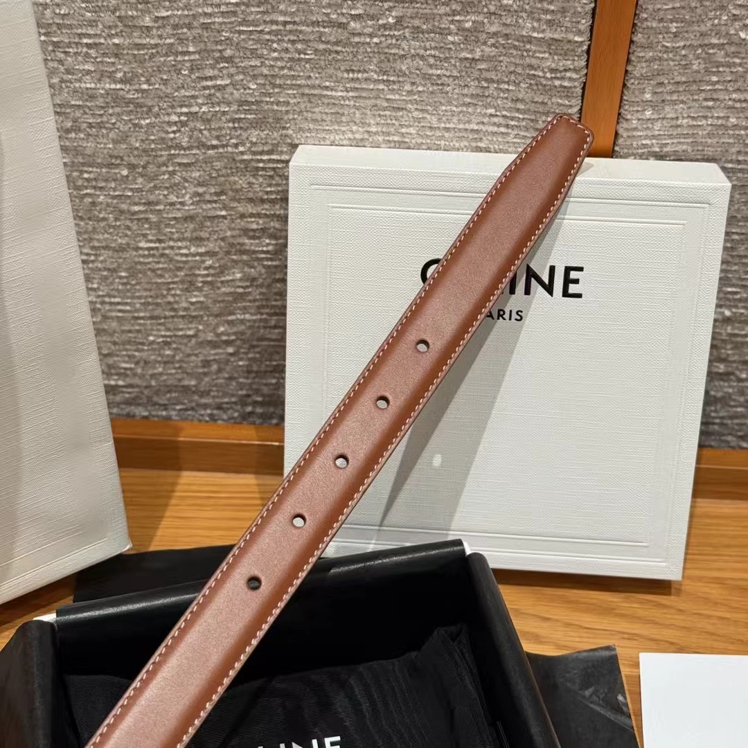  凯旋门女生腰带
这款带身采用进口小牛皮材质，带身压印品牌的logo，手感柔软细腻，超级百搭的一款，搭牛