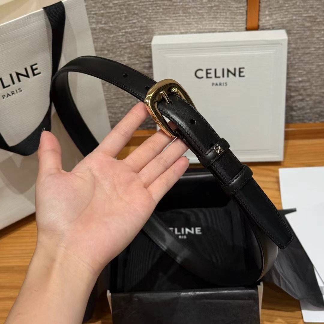  凯旋门女生腰带
这款带身采用进口小牛皮材质，带身压印品牌的logo，手感柔软细腻，超级百搭的一款，搭牛